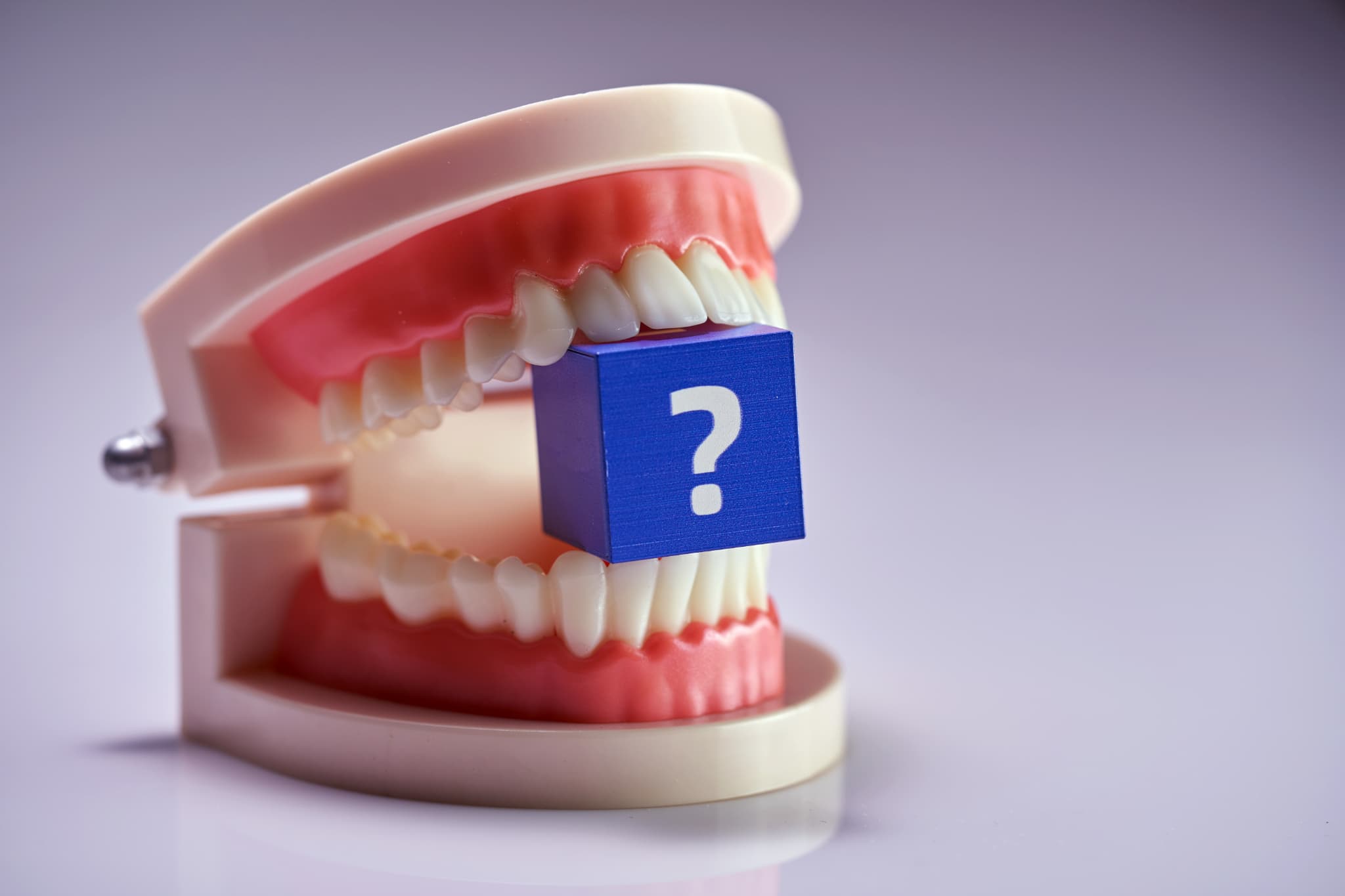 口の中を整えると腸が良くなるのか疑問を持つイメージ