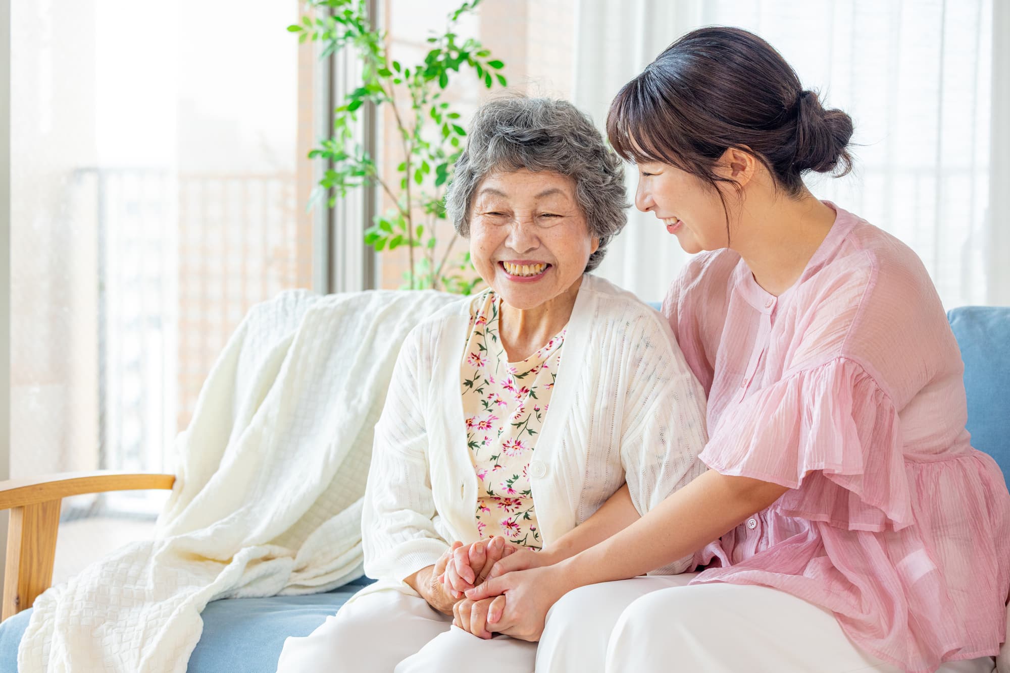 明るくなった高齢女性