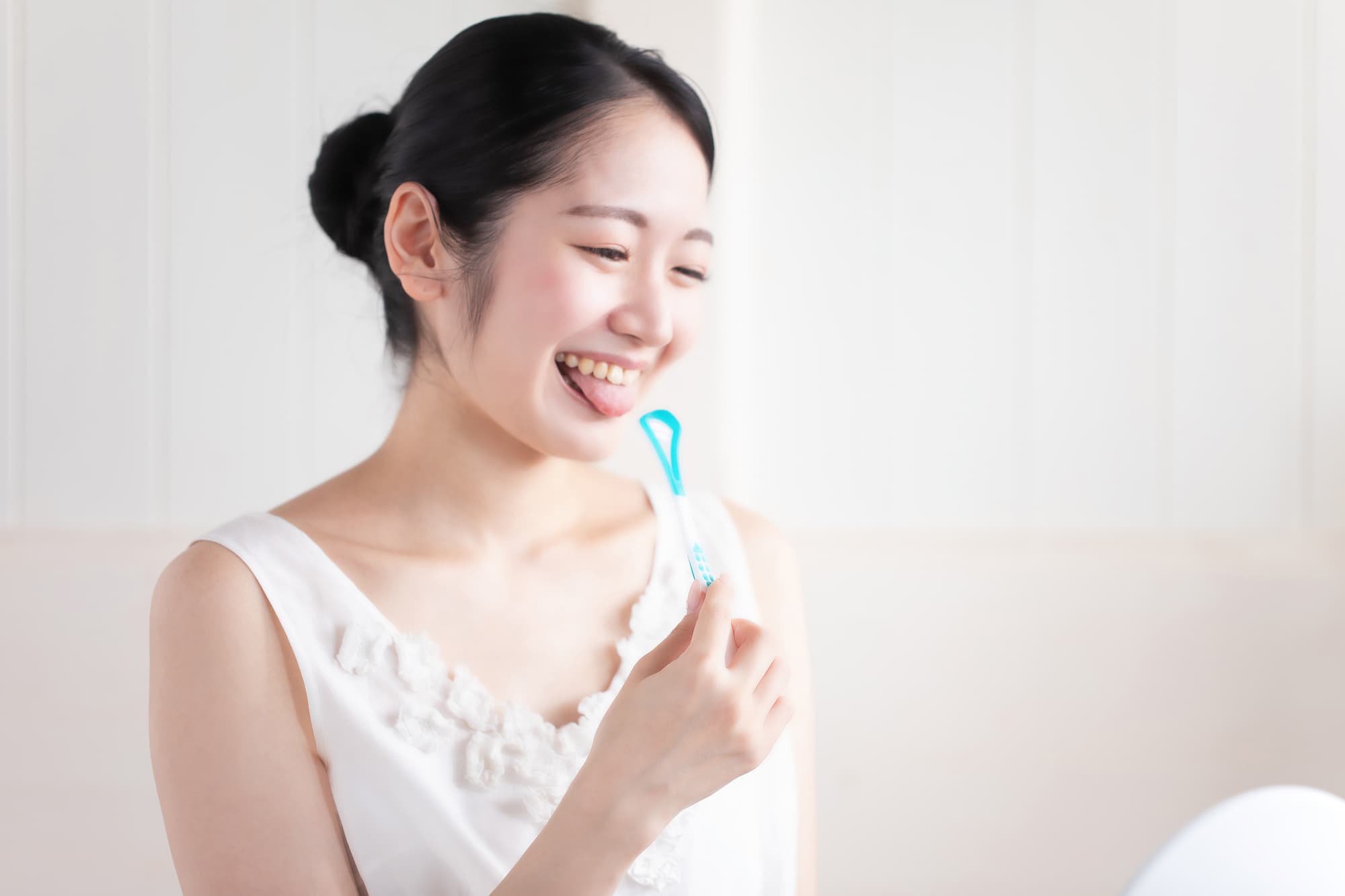 舌苔のケアをする女性