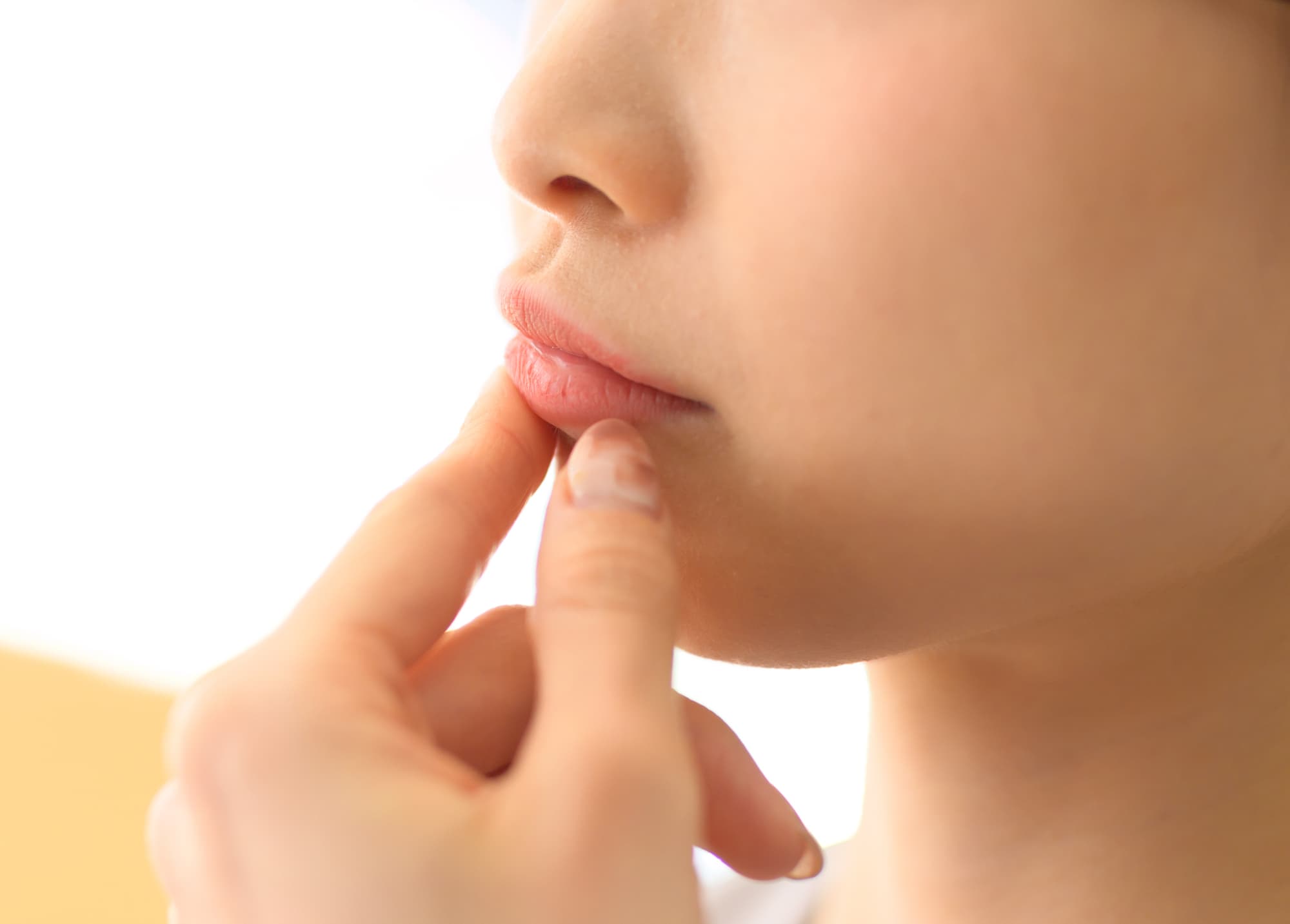 口臭が発生するのはいつからか考える様子