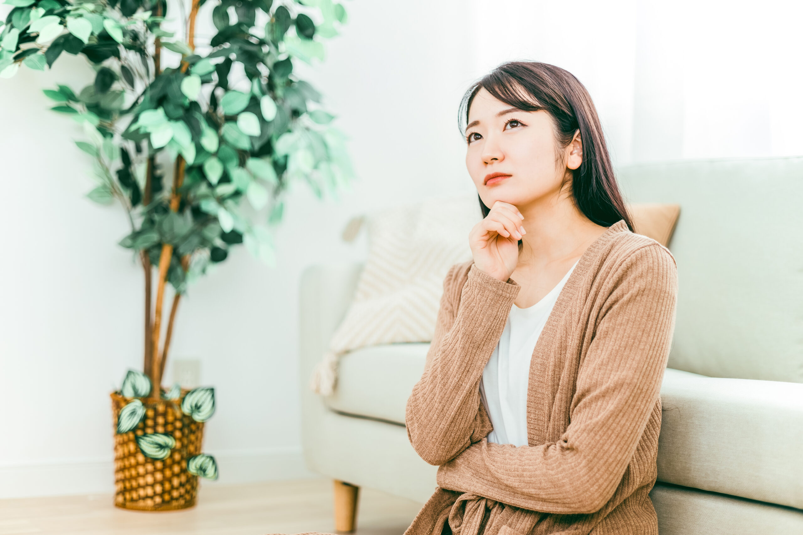 糸ようじを毎日使うべきかを考えている女性