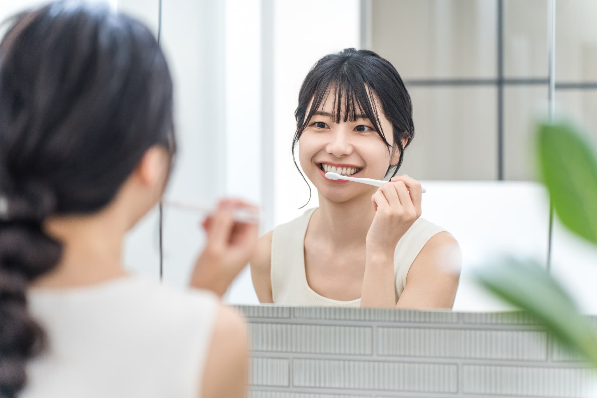 歯磨きをする女性