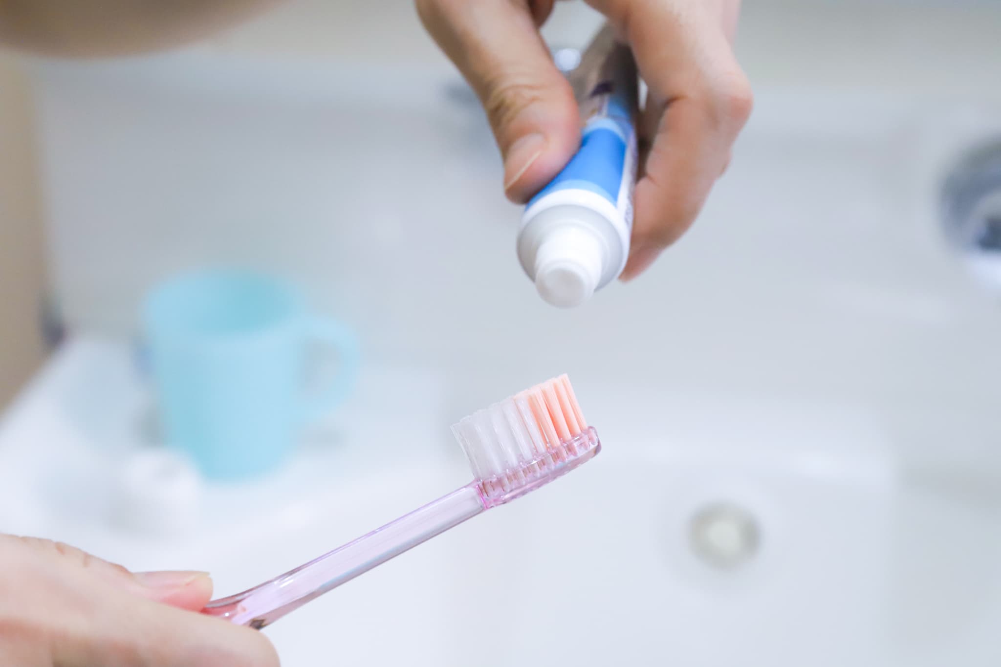 フッ化物入り歯みがき剤を使用する様子