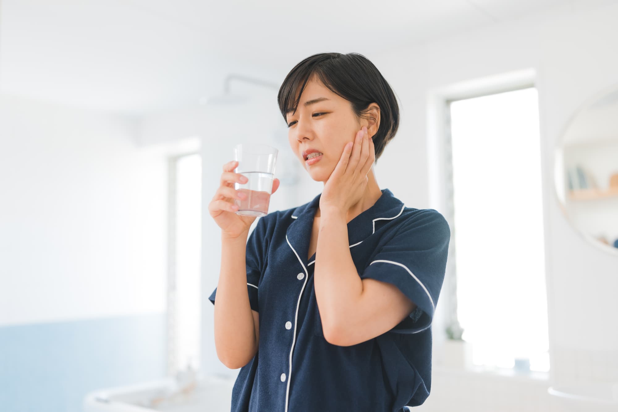 水がしみる女性