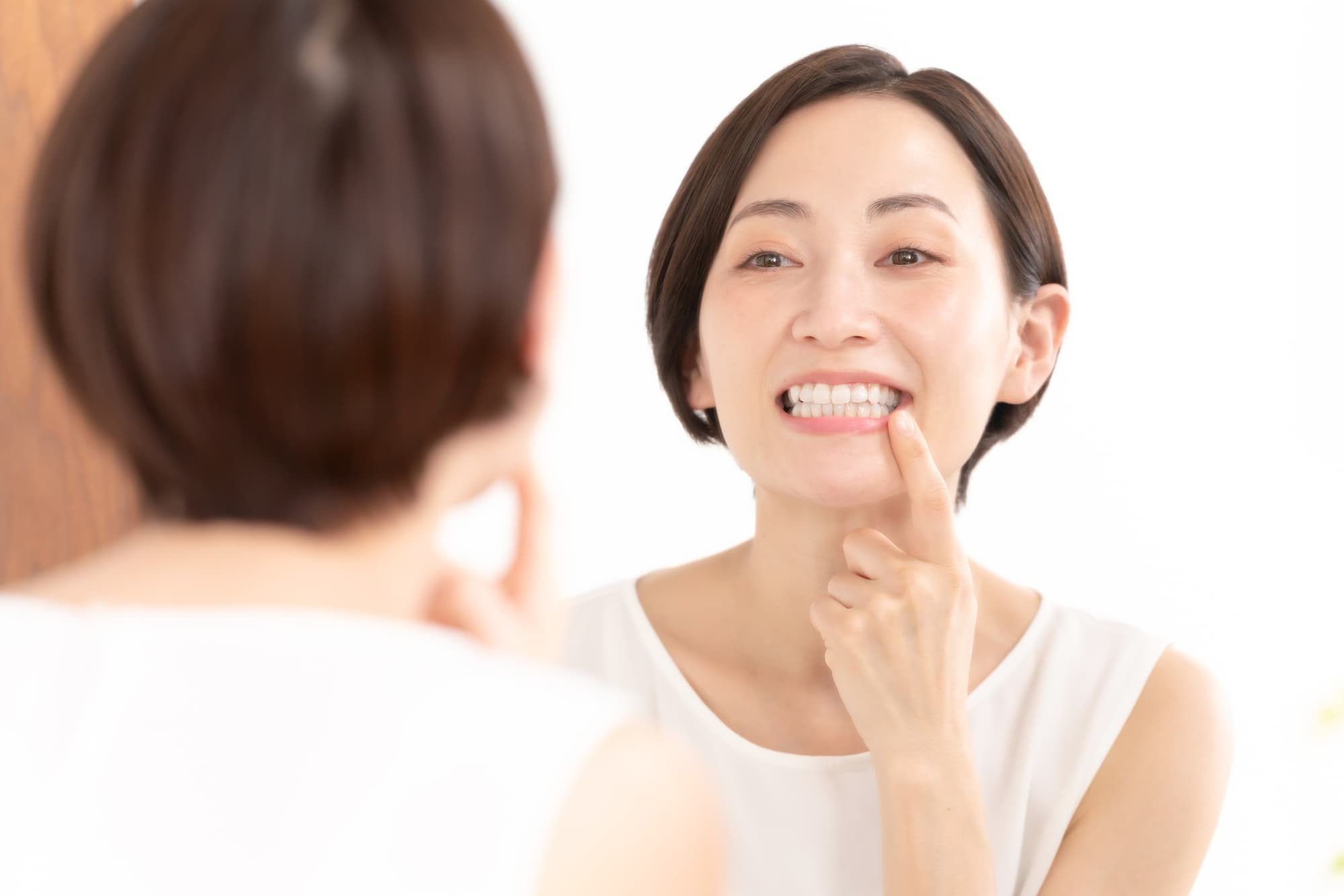 奥歯をセラミックに変えた女性