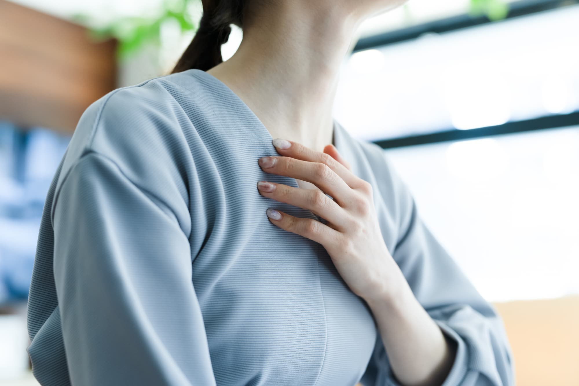 心に不調を抱える女性
