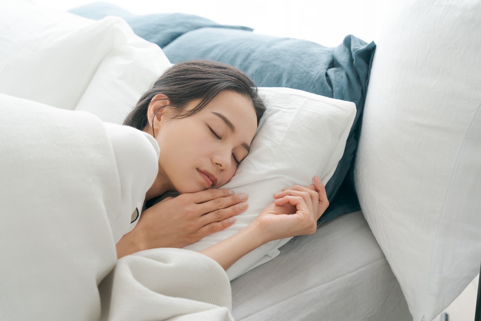 深く眠る女性
