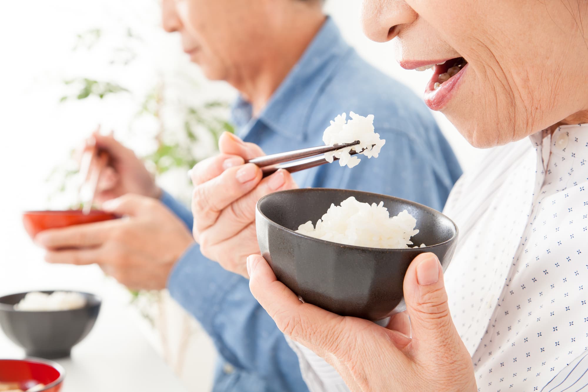 食事をする口元