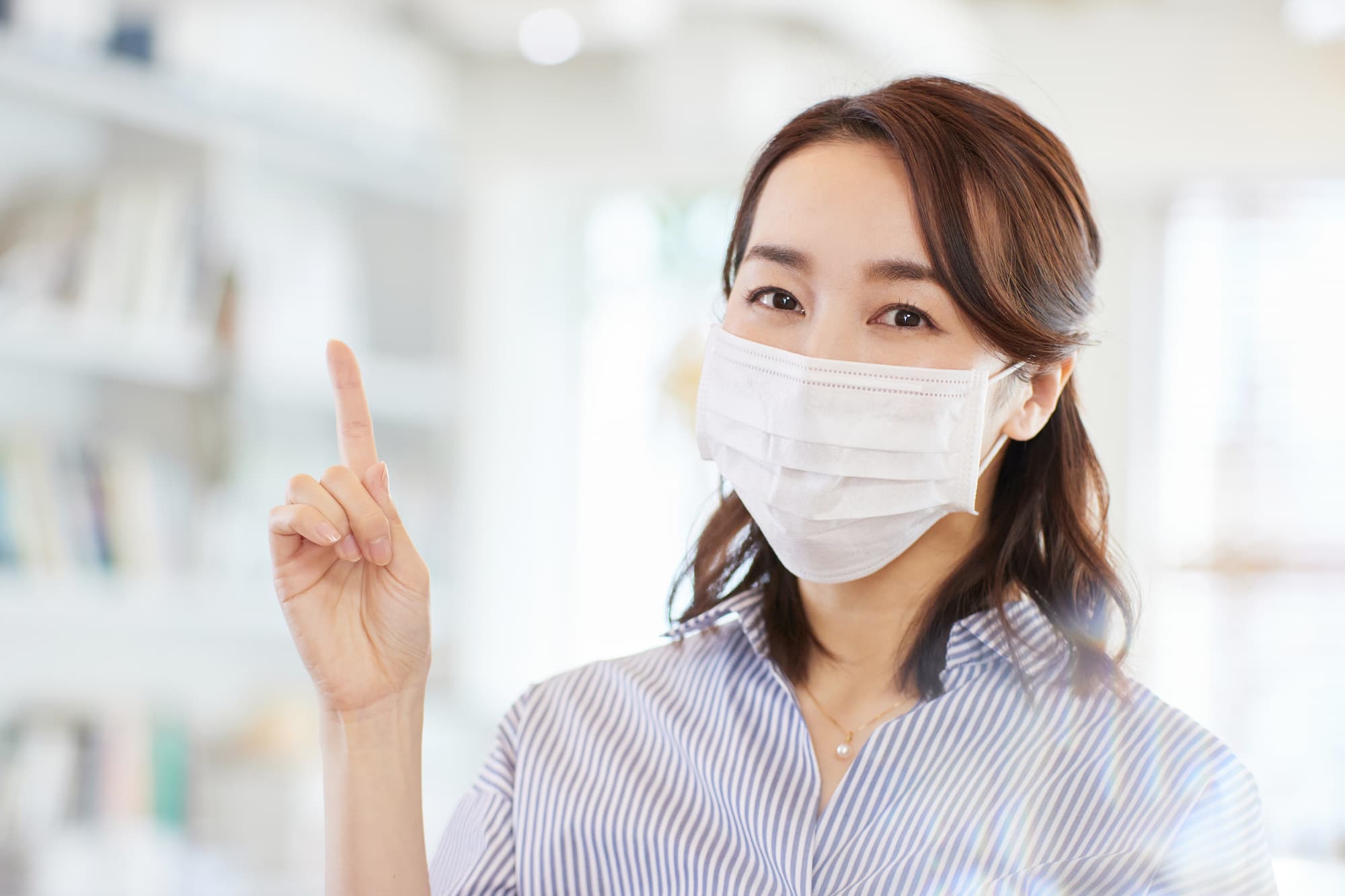マスク装着時のポイントを伝える女性