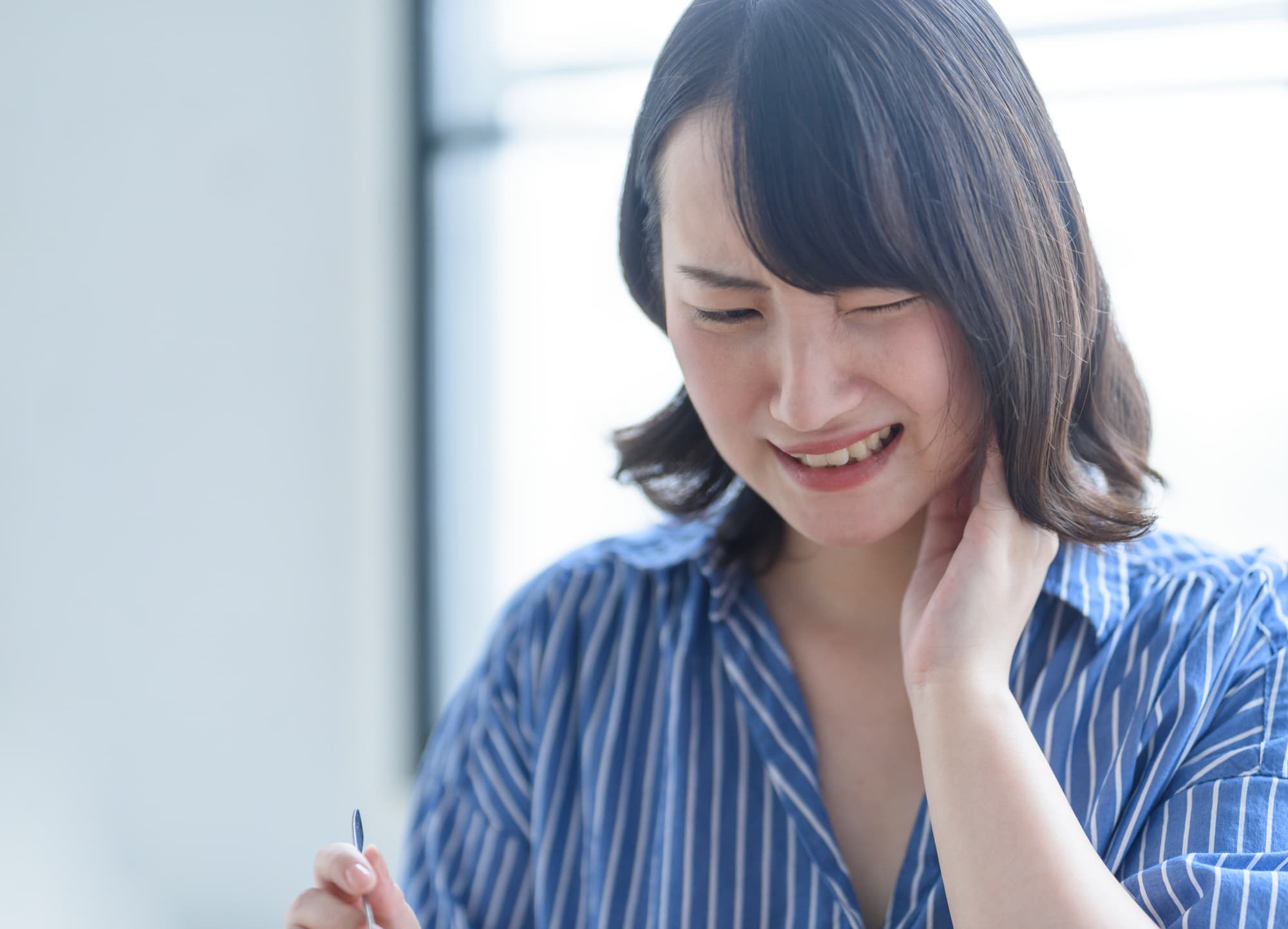 歯が染みると感じる女性