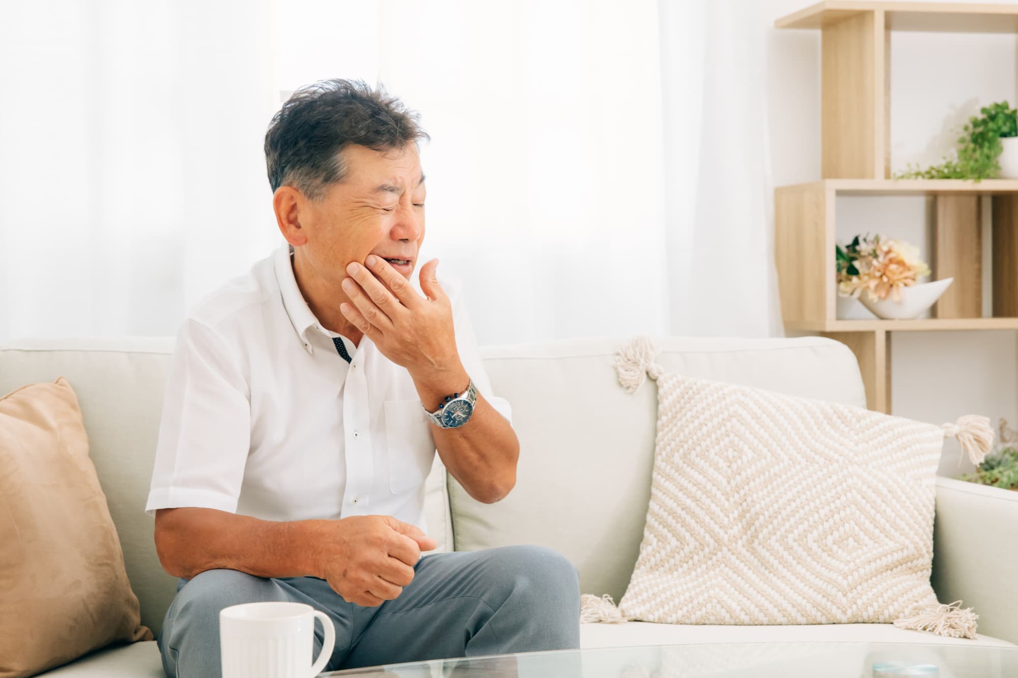 嚙み合わせを気にする高齢男性