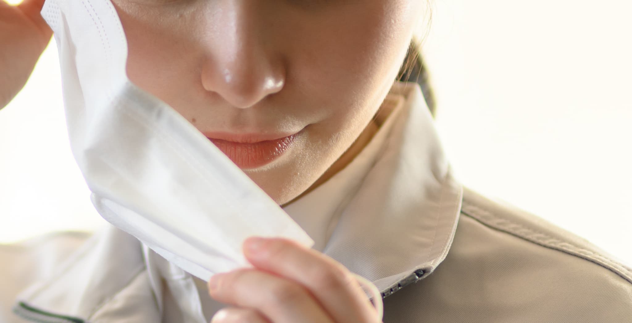 女性の口元とマスク