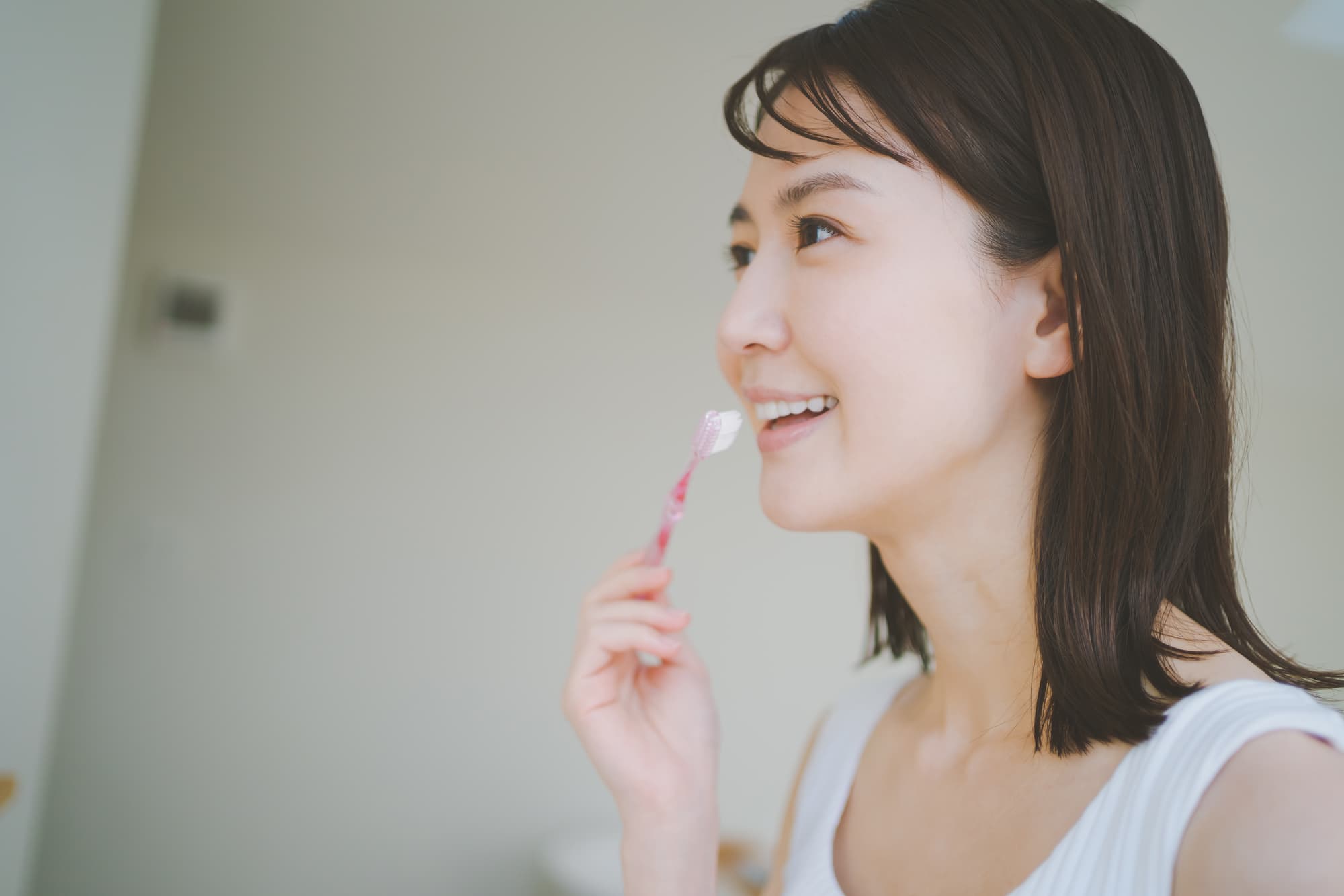 口腔ケアをする女性