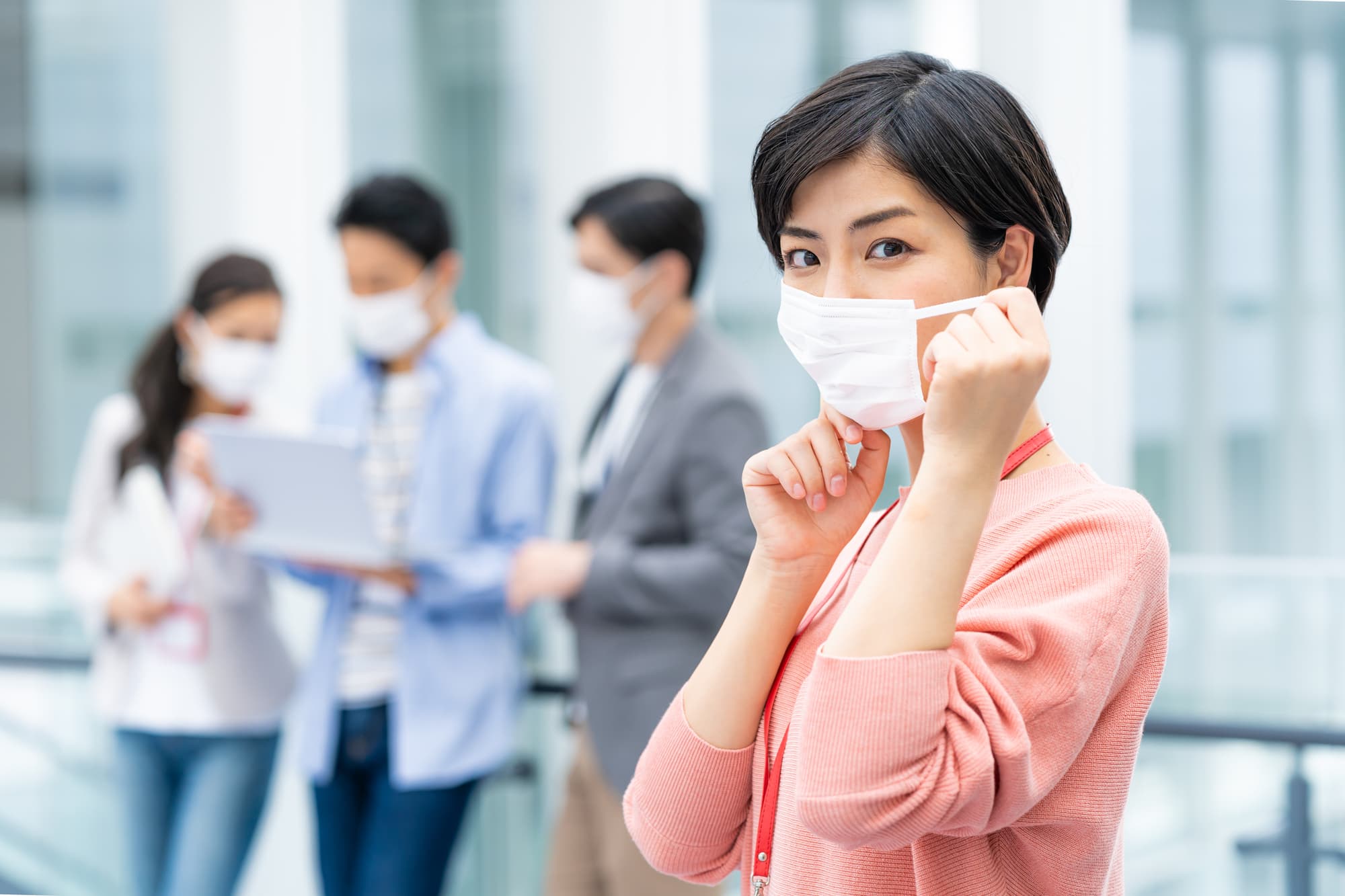 マスクをつける女性