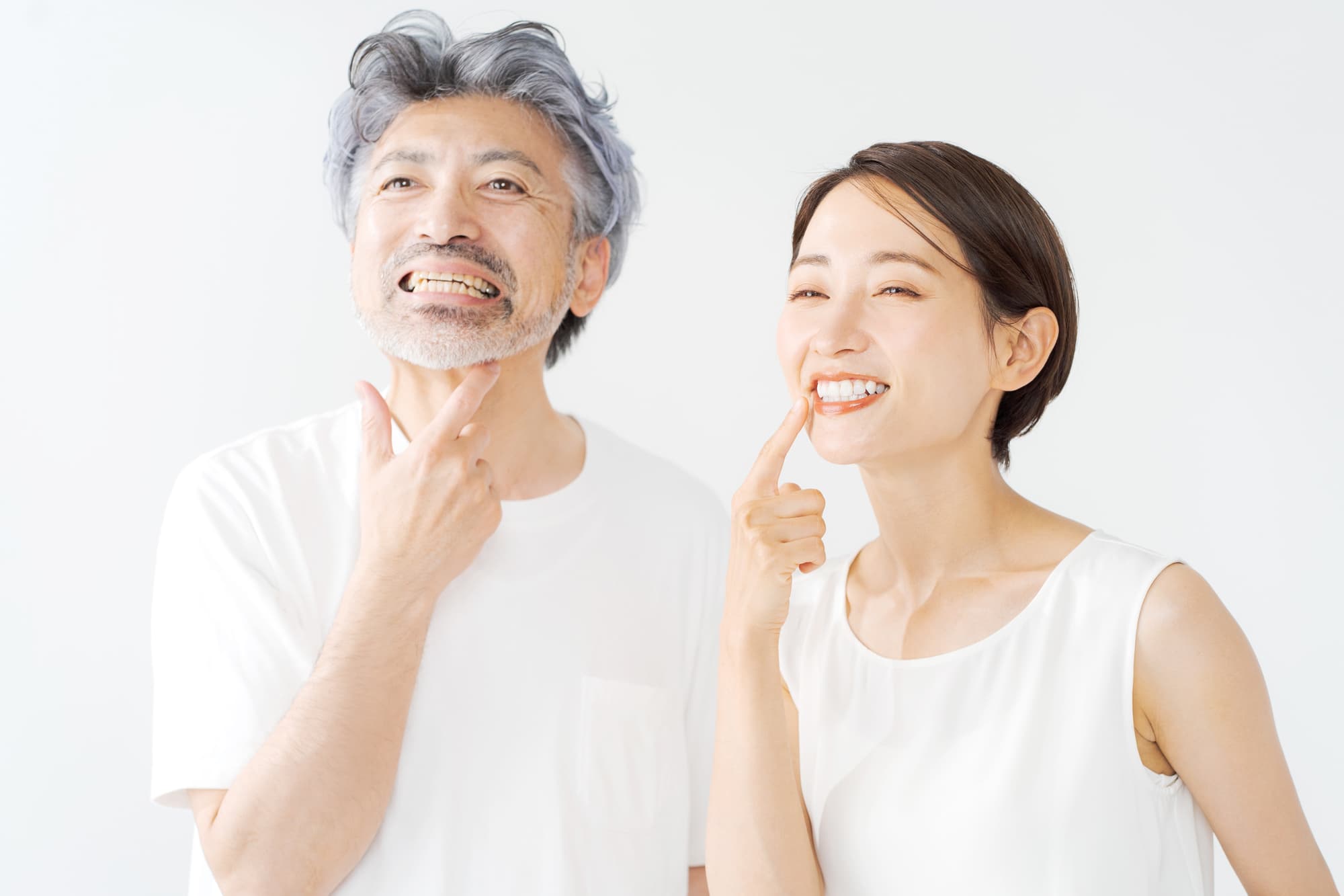 歯周病ケアをして健康に過ごす男女
