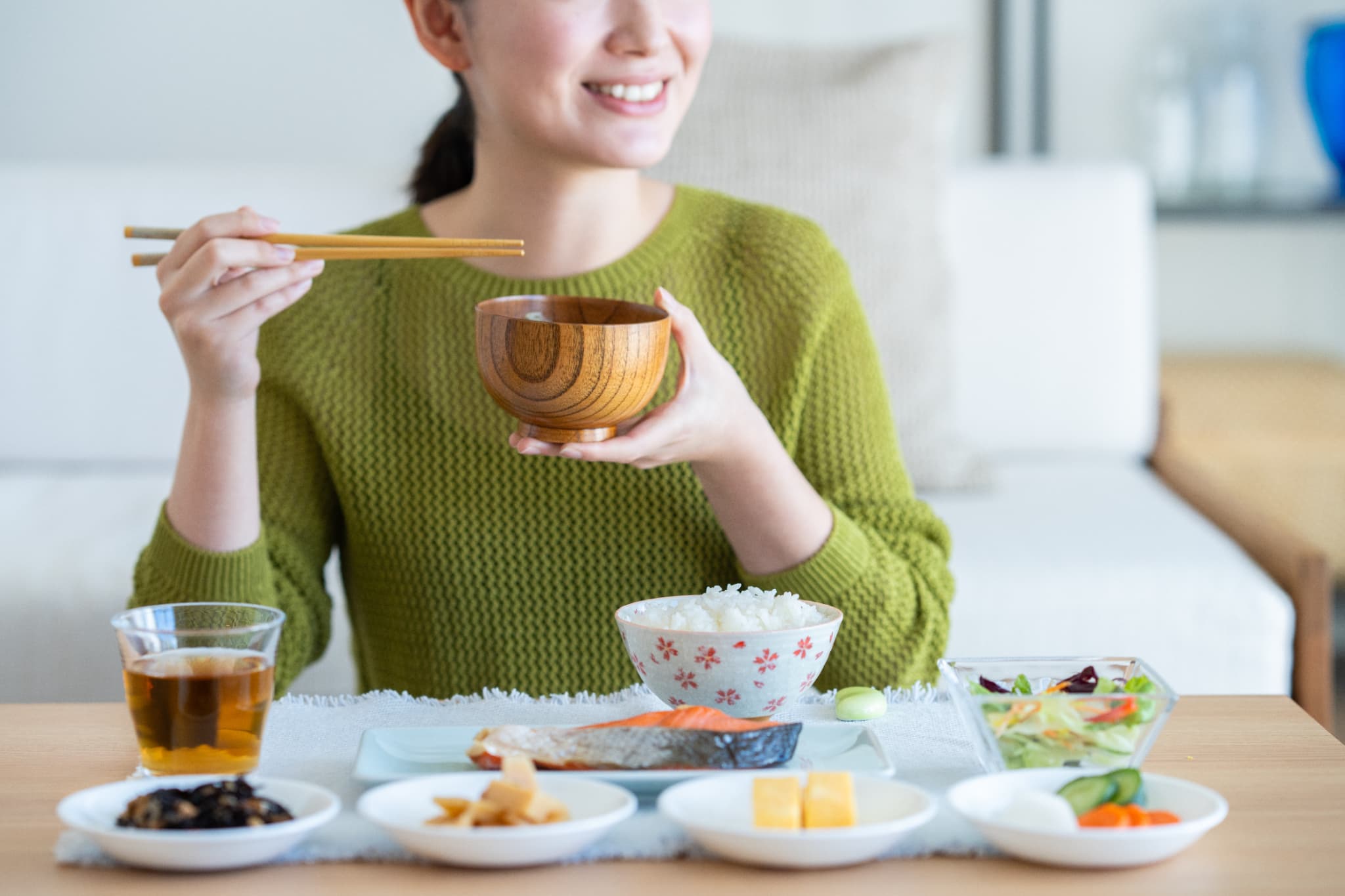 バランスの取れた食事をとる様子