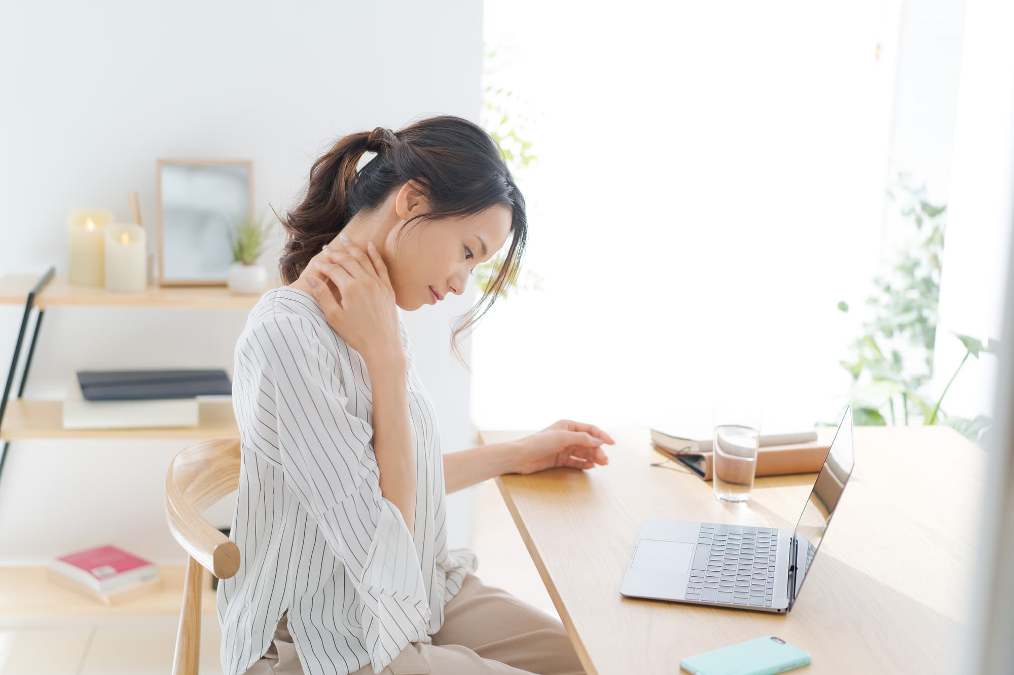 PC作業で疲れた女性