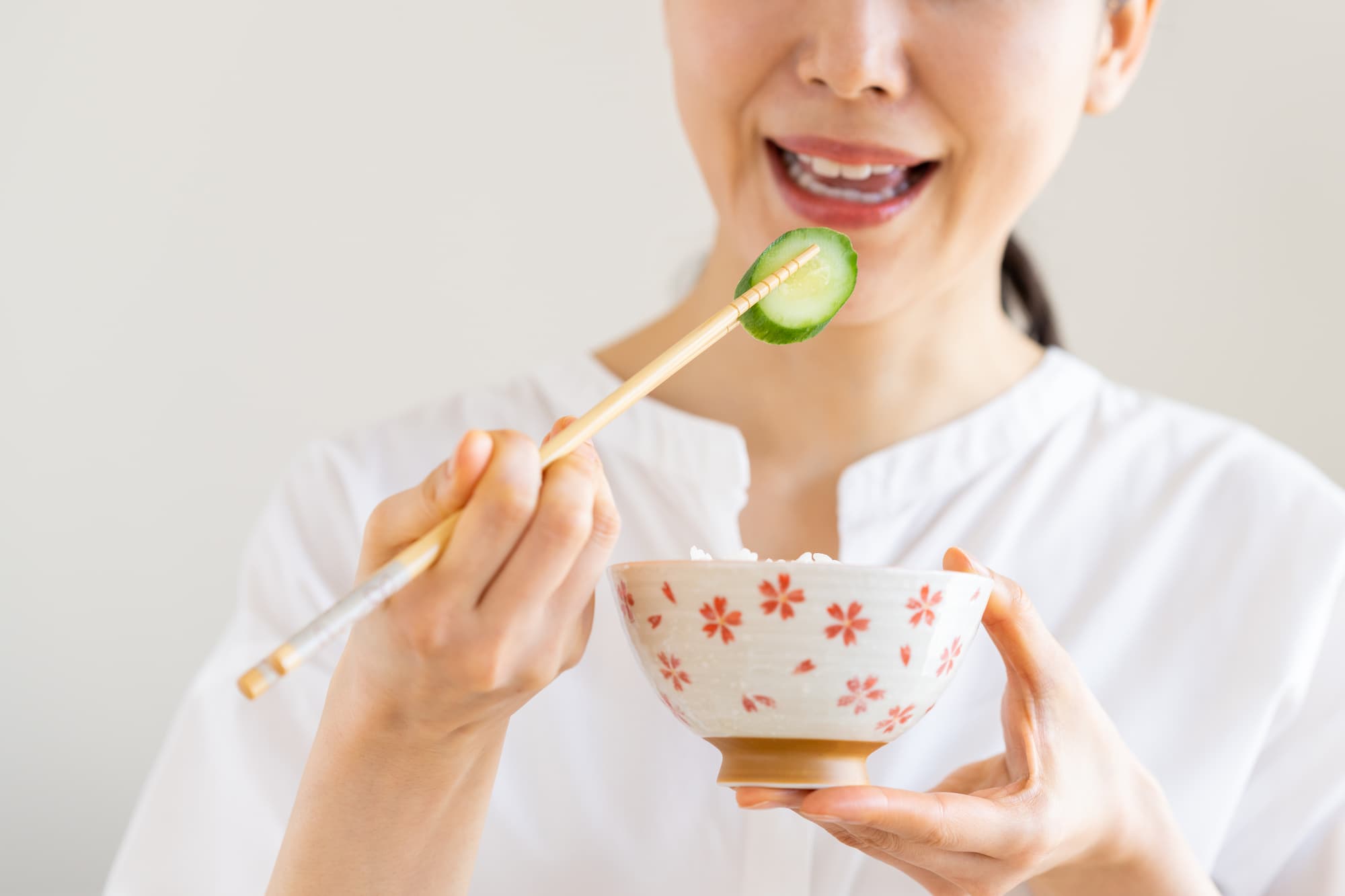 食事をする女性の口元