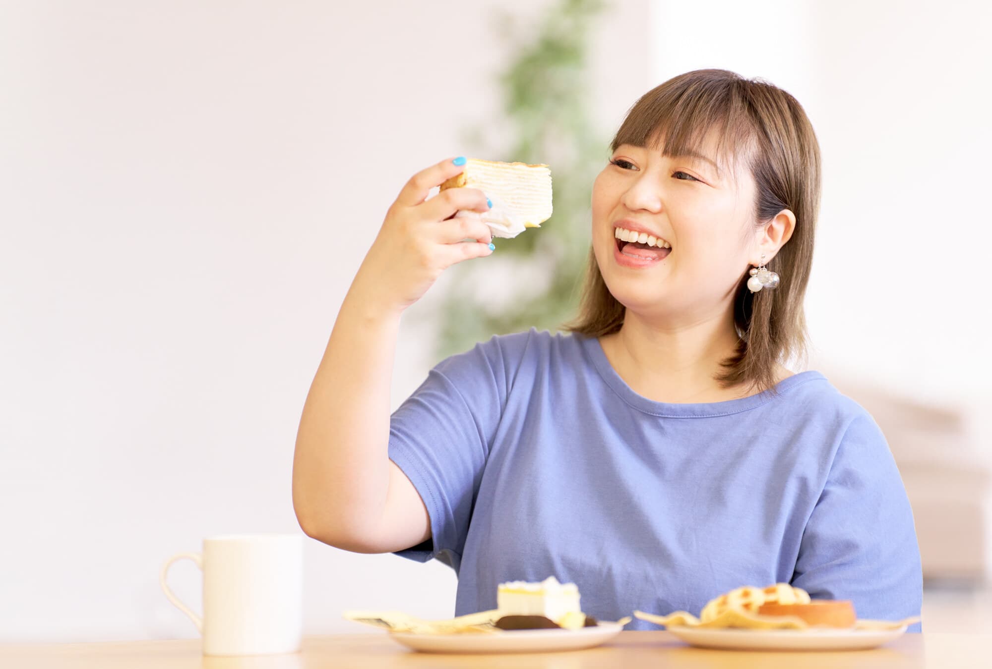 よく噛まずに食事をする女性