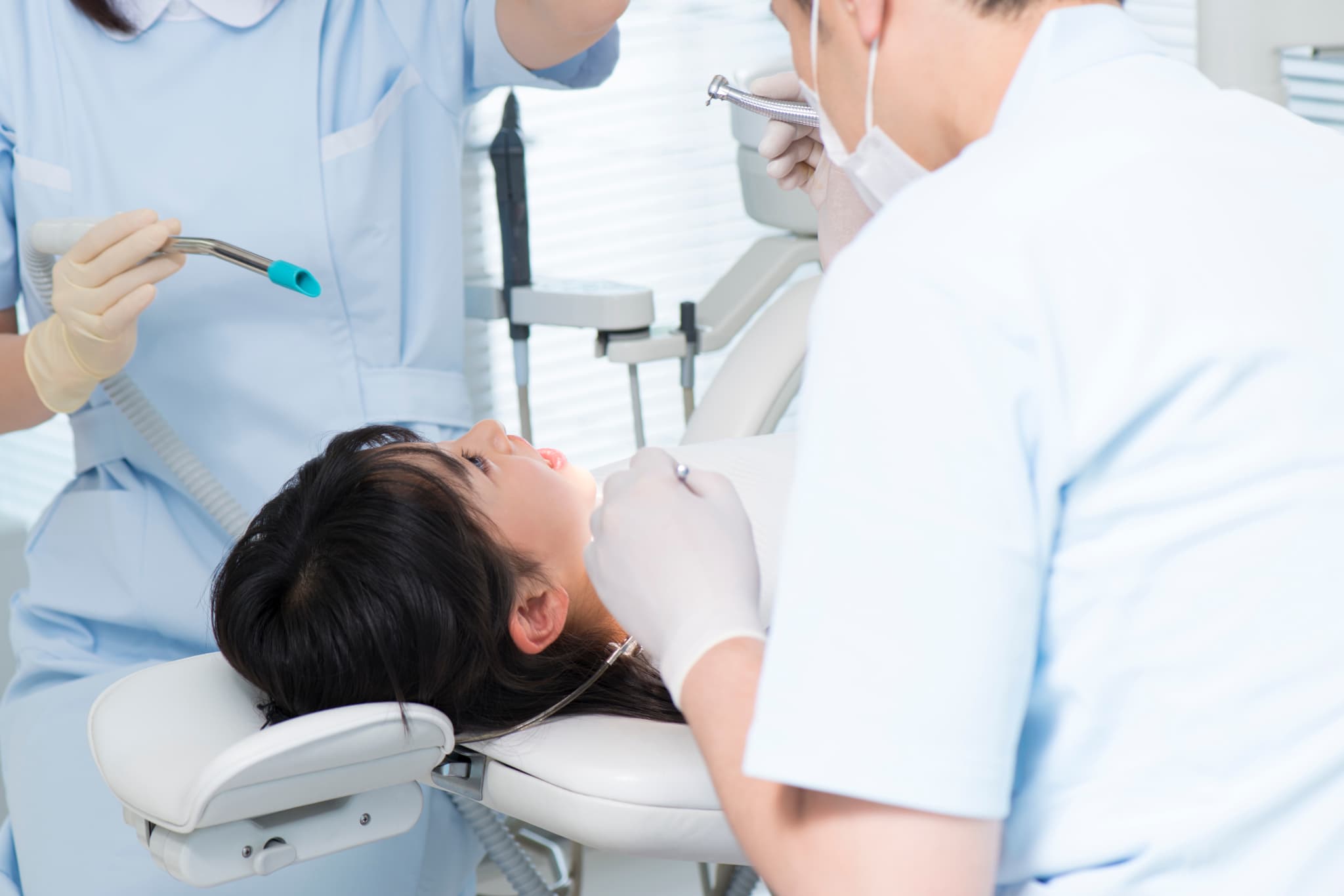 歯科治療を受ける女性