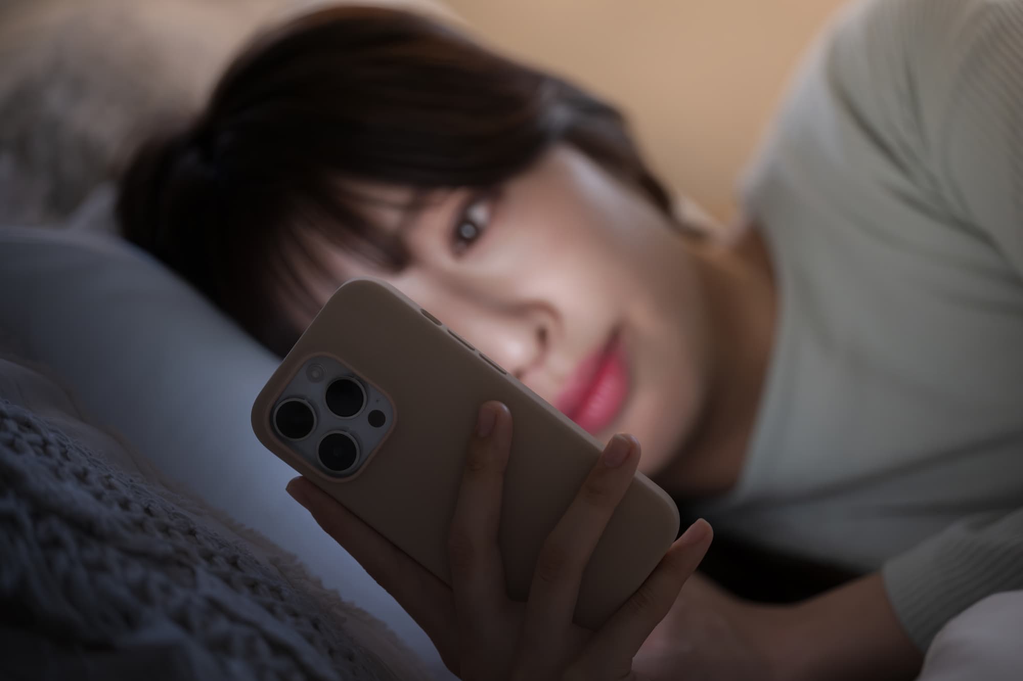 就寝前にスマートフォンを見る様子