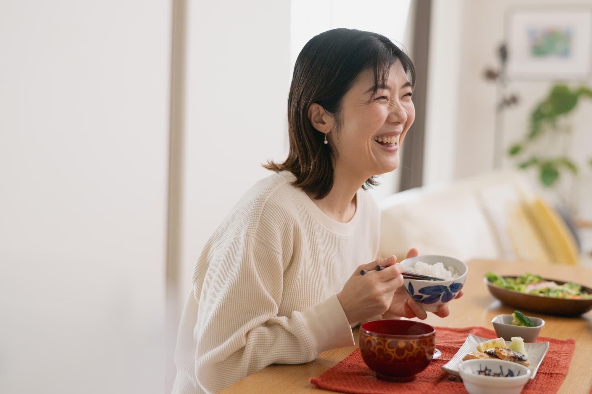 郷土料理を楽しむ女性