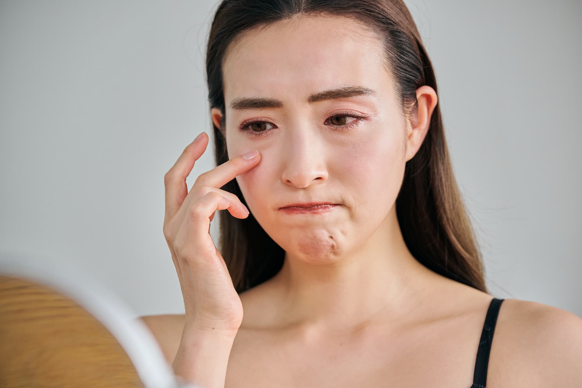 瞼が重いと感じる女性