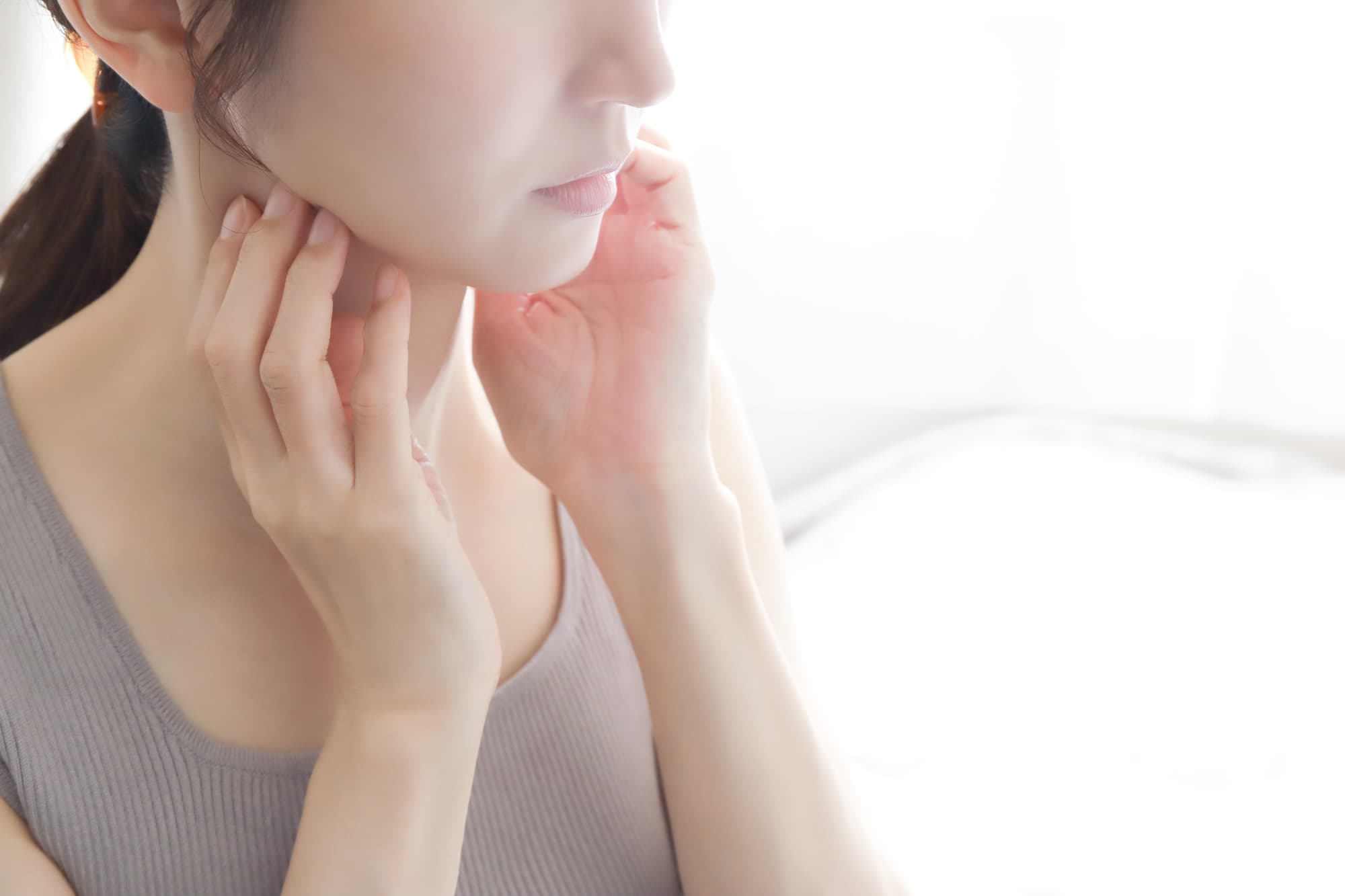 嚙み合わせを気にする女性