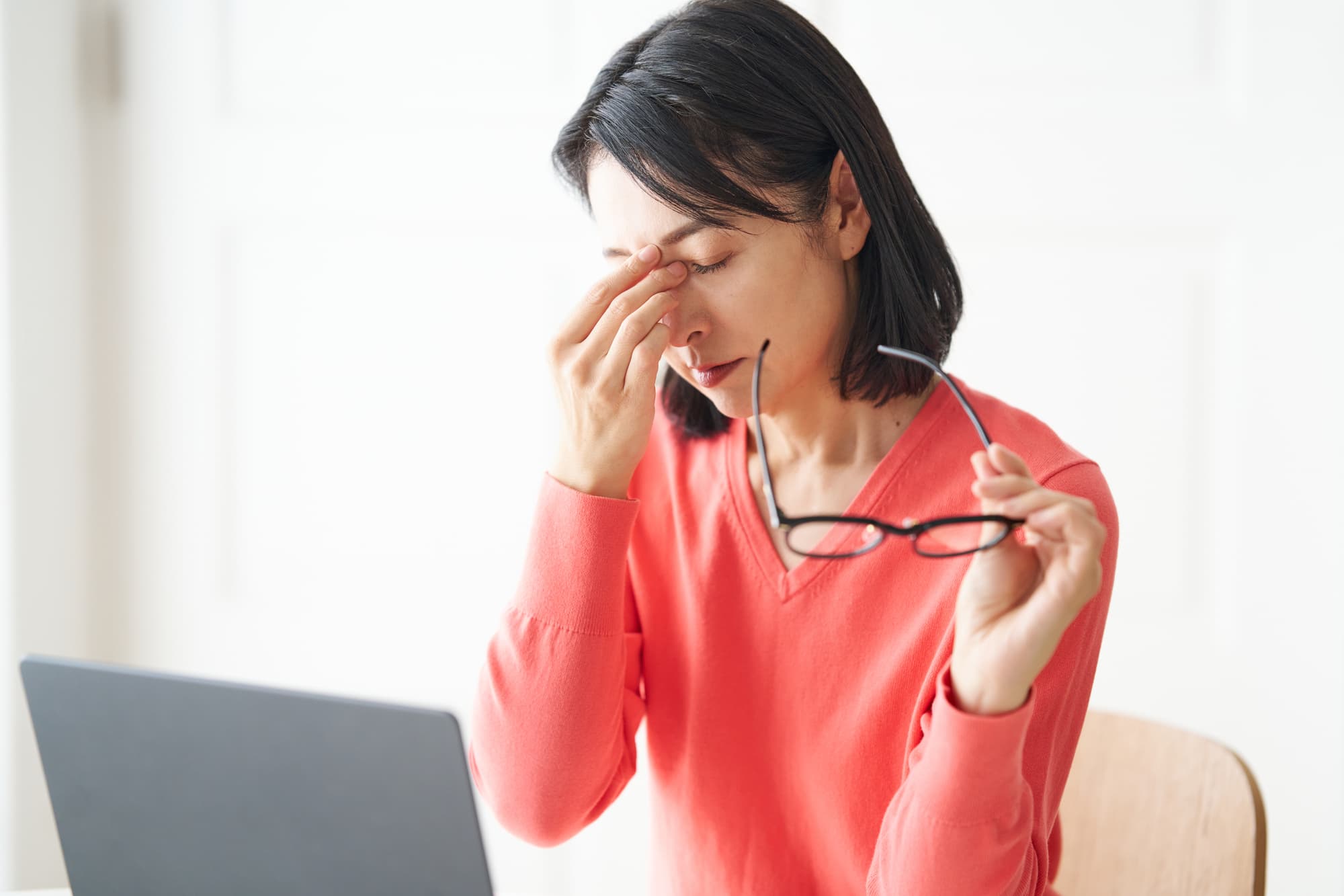 目が疲れたと感じる女性
