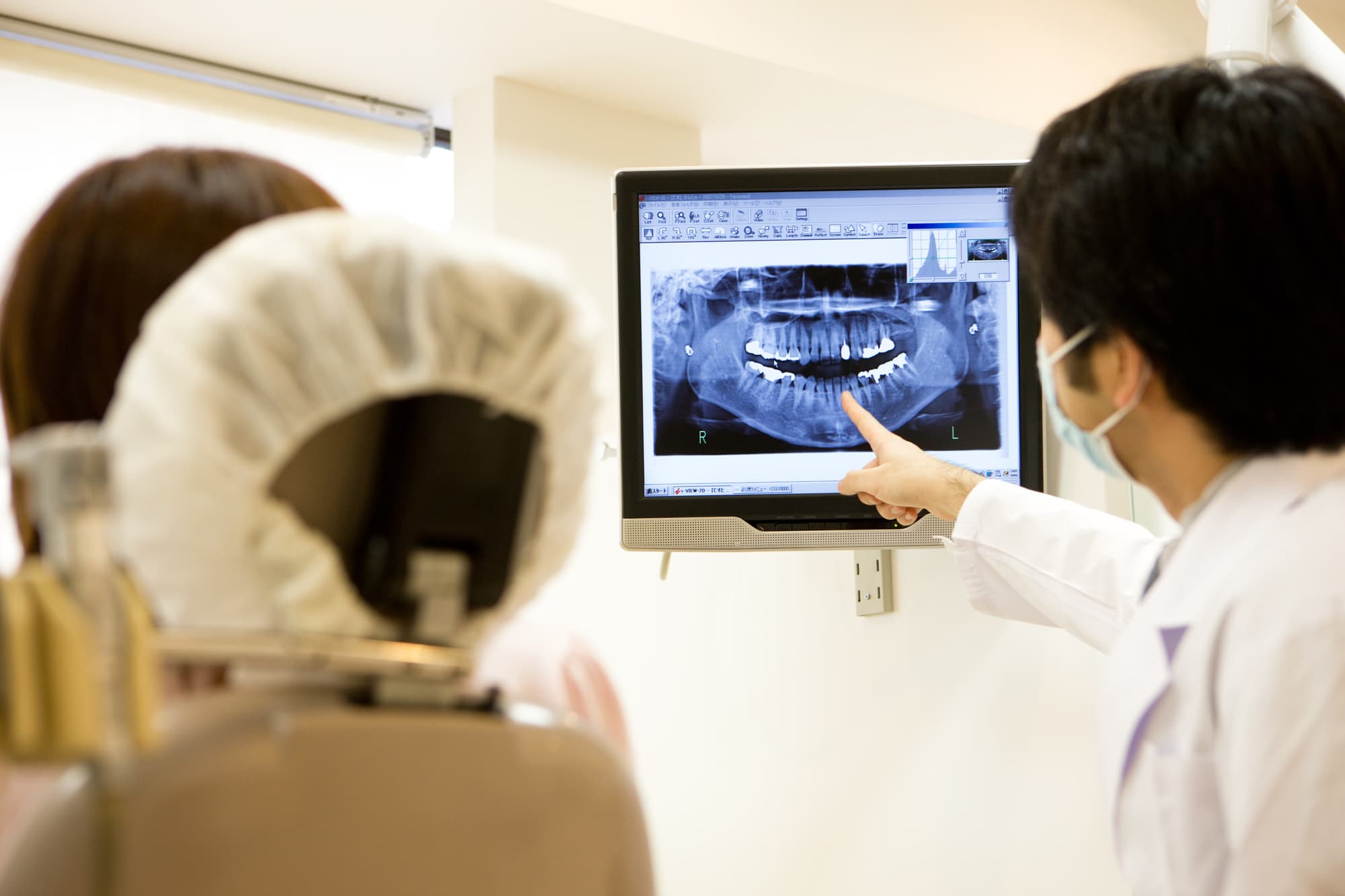 歯科医院で診察を受ける様子