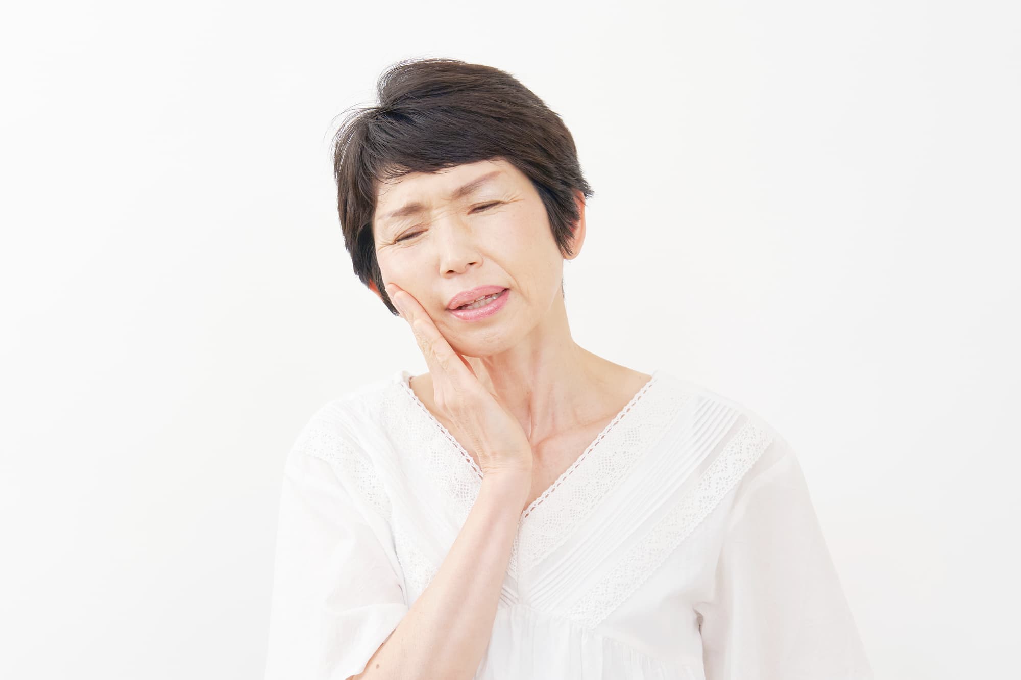 嚙み合わせのズレを気にする女性