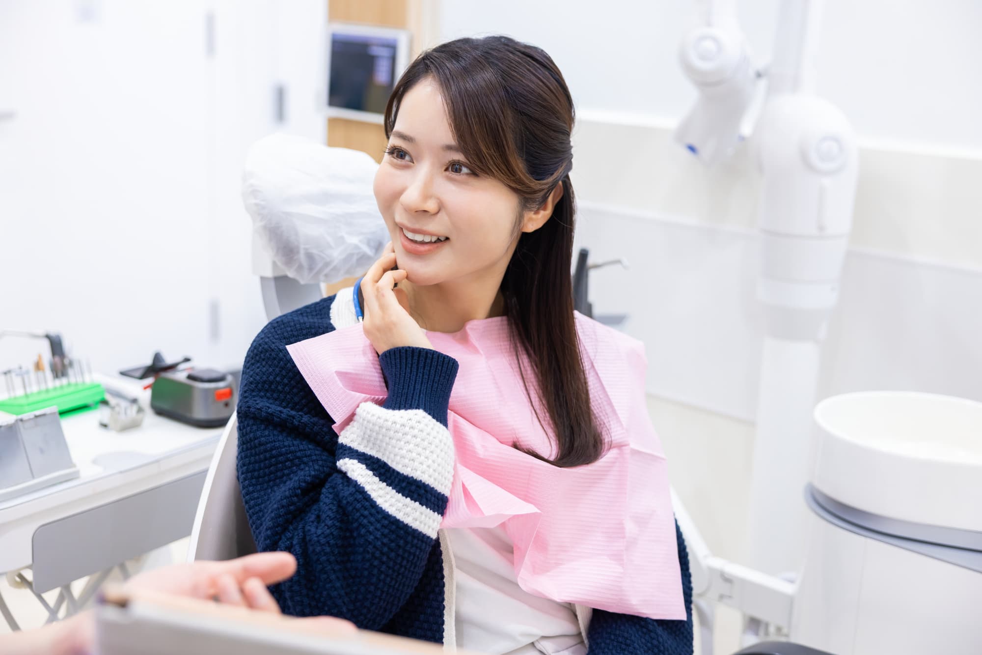 歯科医院でカウンセリングを受ける女性