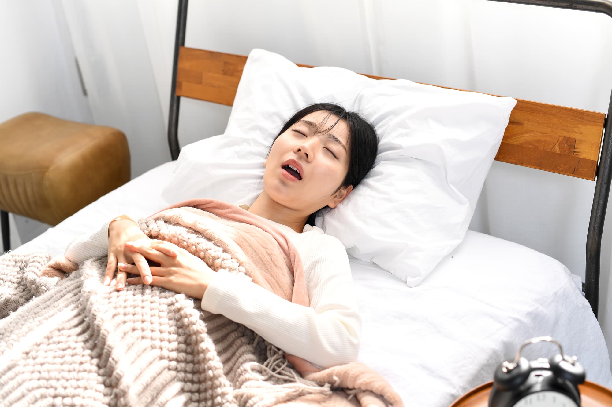 睡眠中の呼吸が浅い女性