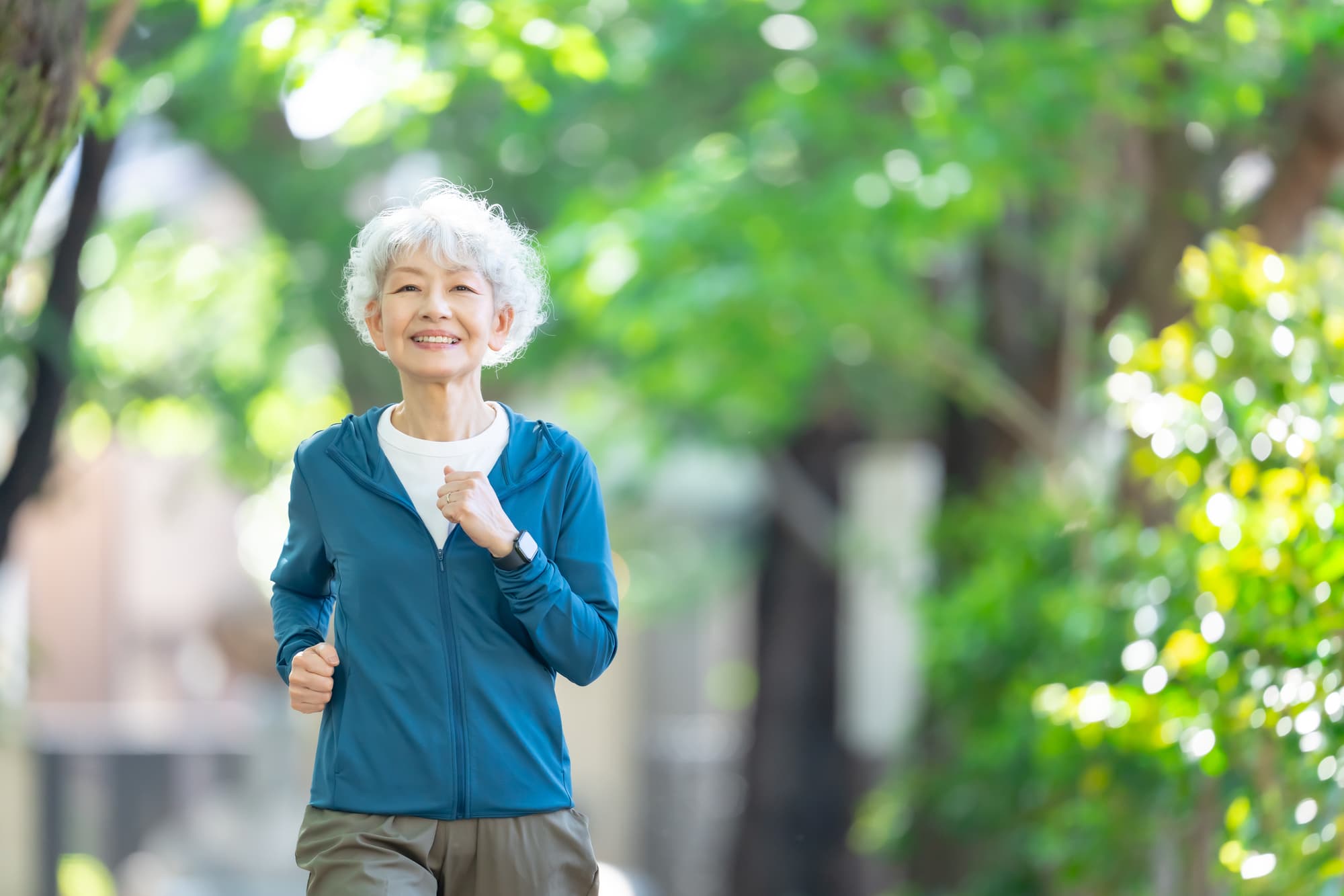ウォーキングを楽しむ高齢女性
