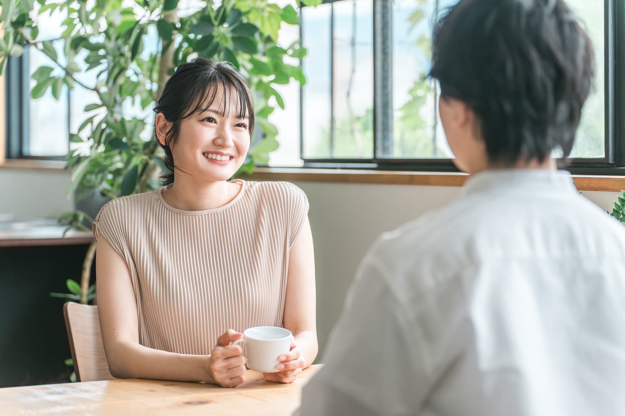 優しく微笑む穏やかな女性