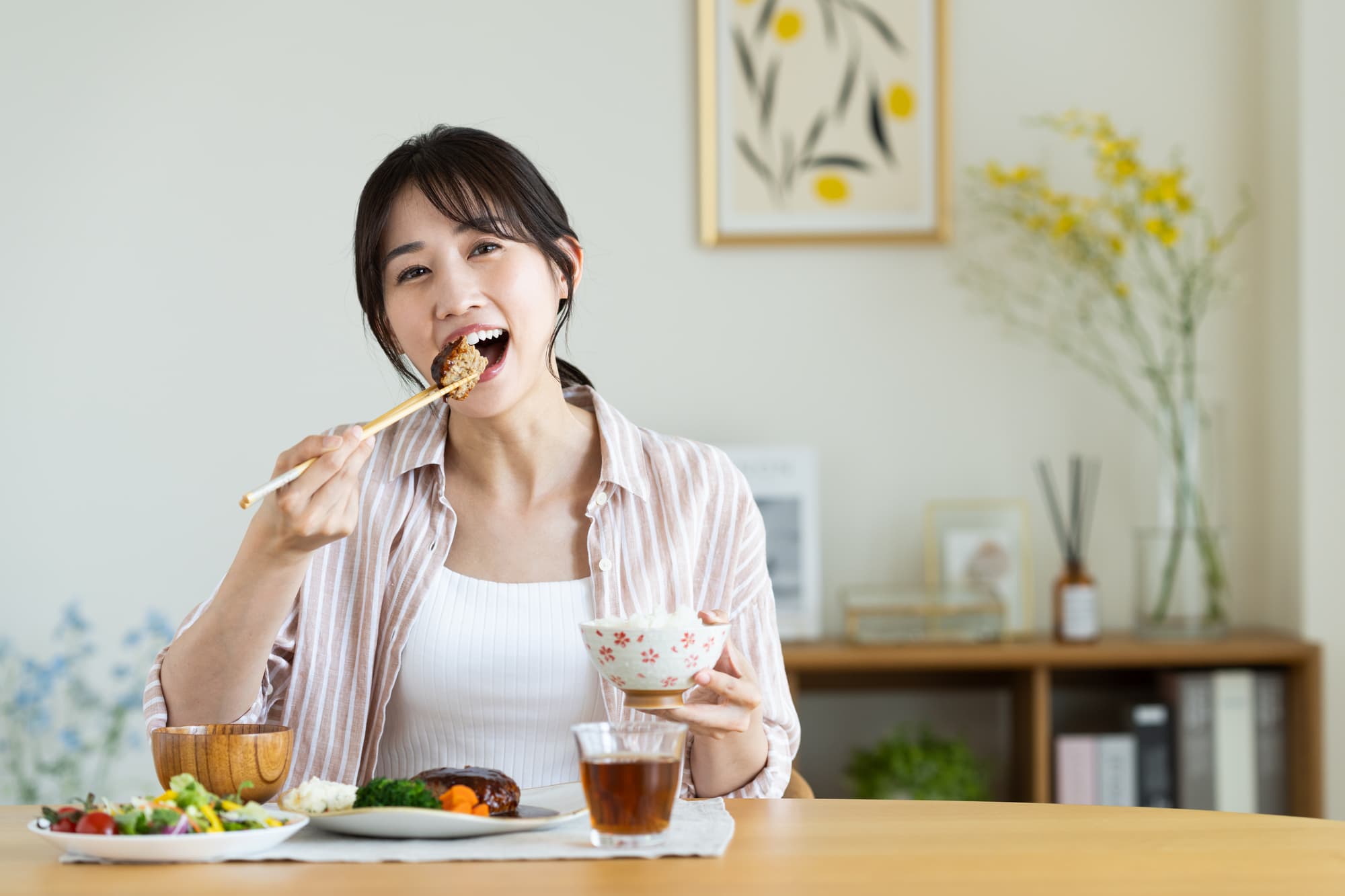 女性が食事をする様子