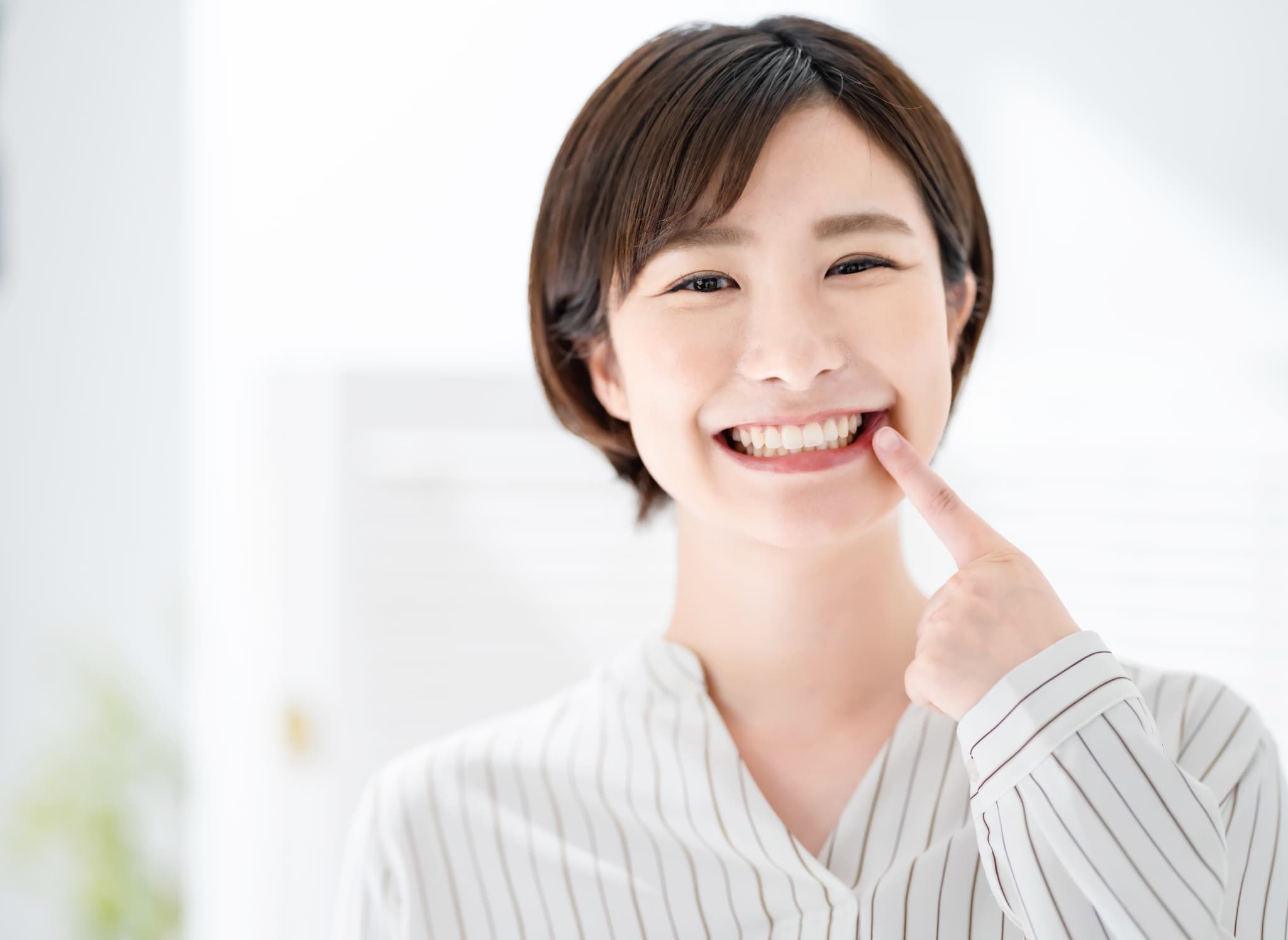 歯周病ケアをして健康なお口を維持する女性