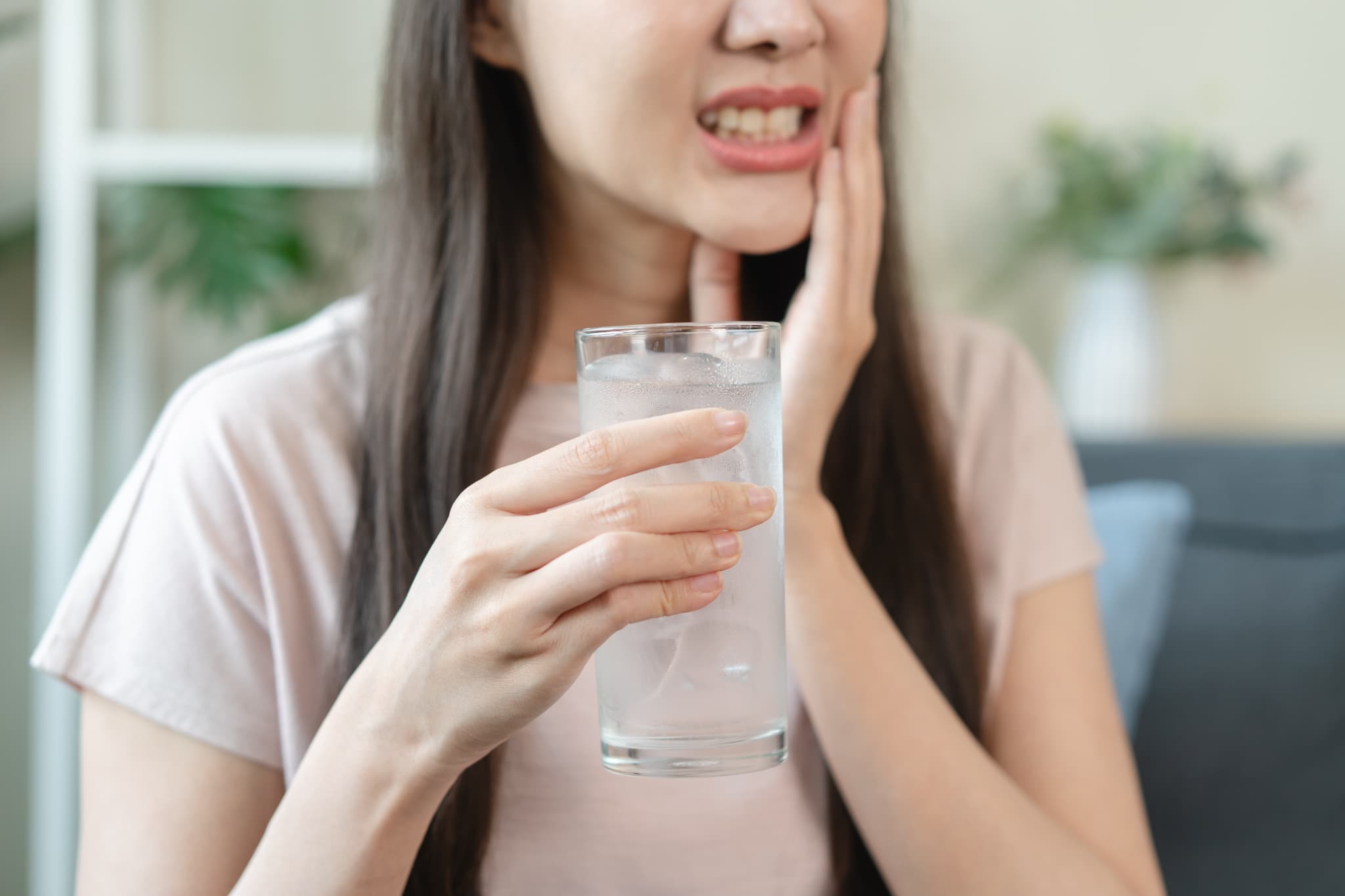 知覚過敏で水がしみる女性