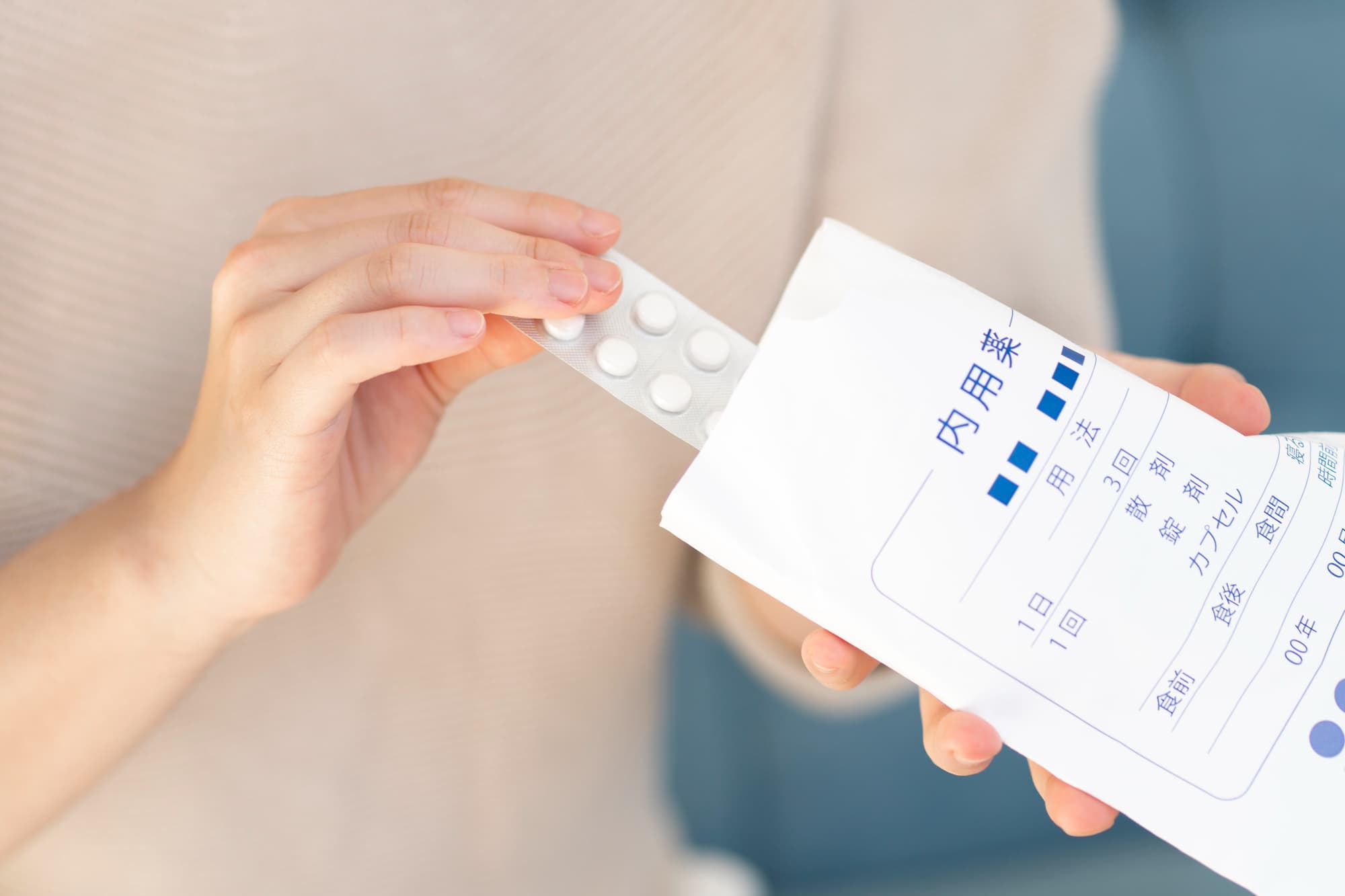 抗うつ剤を服用する様子
