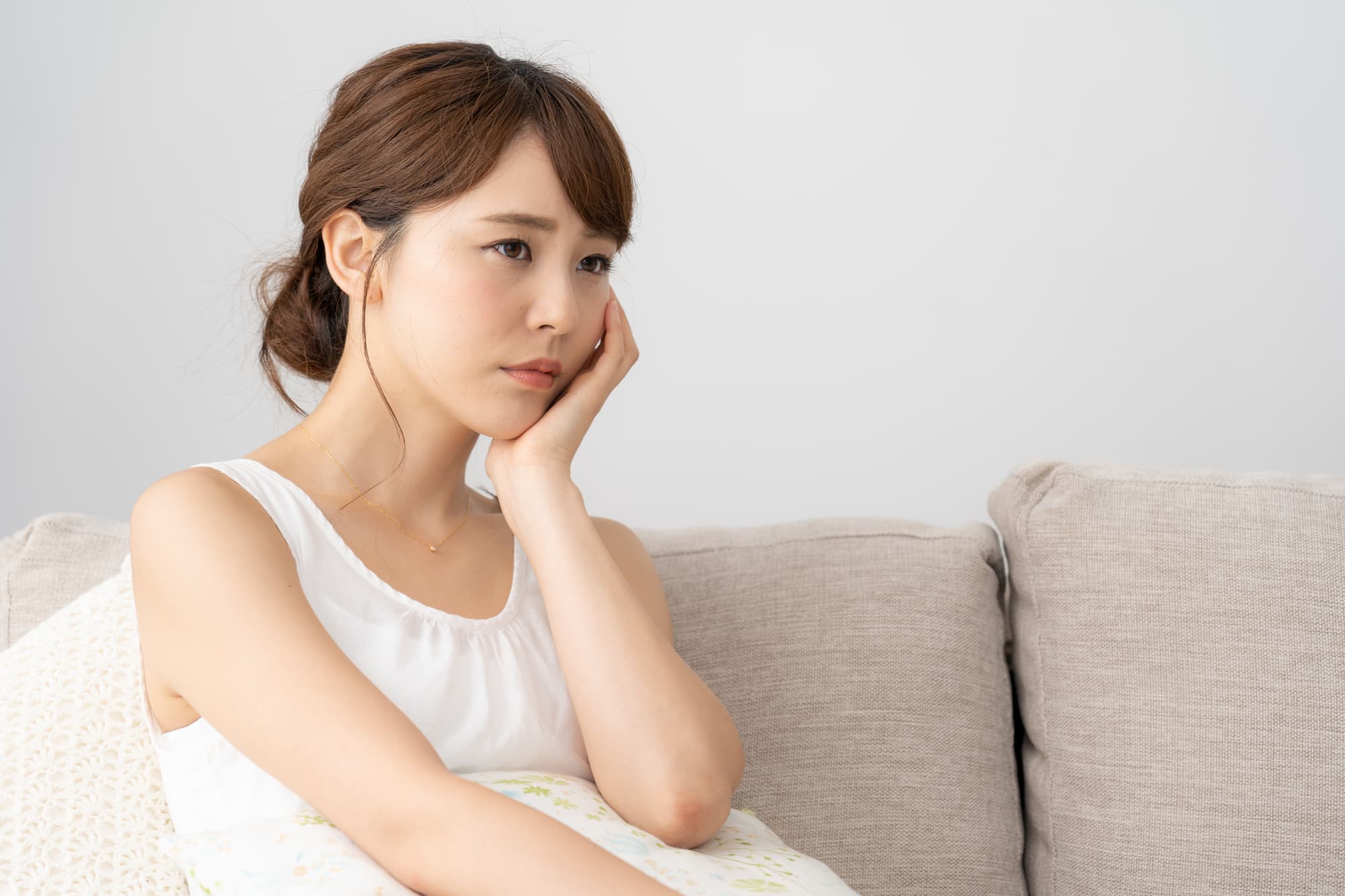 どうすればいいのか悩む女性