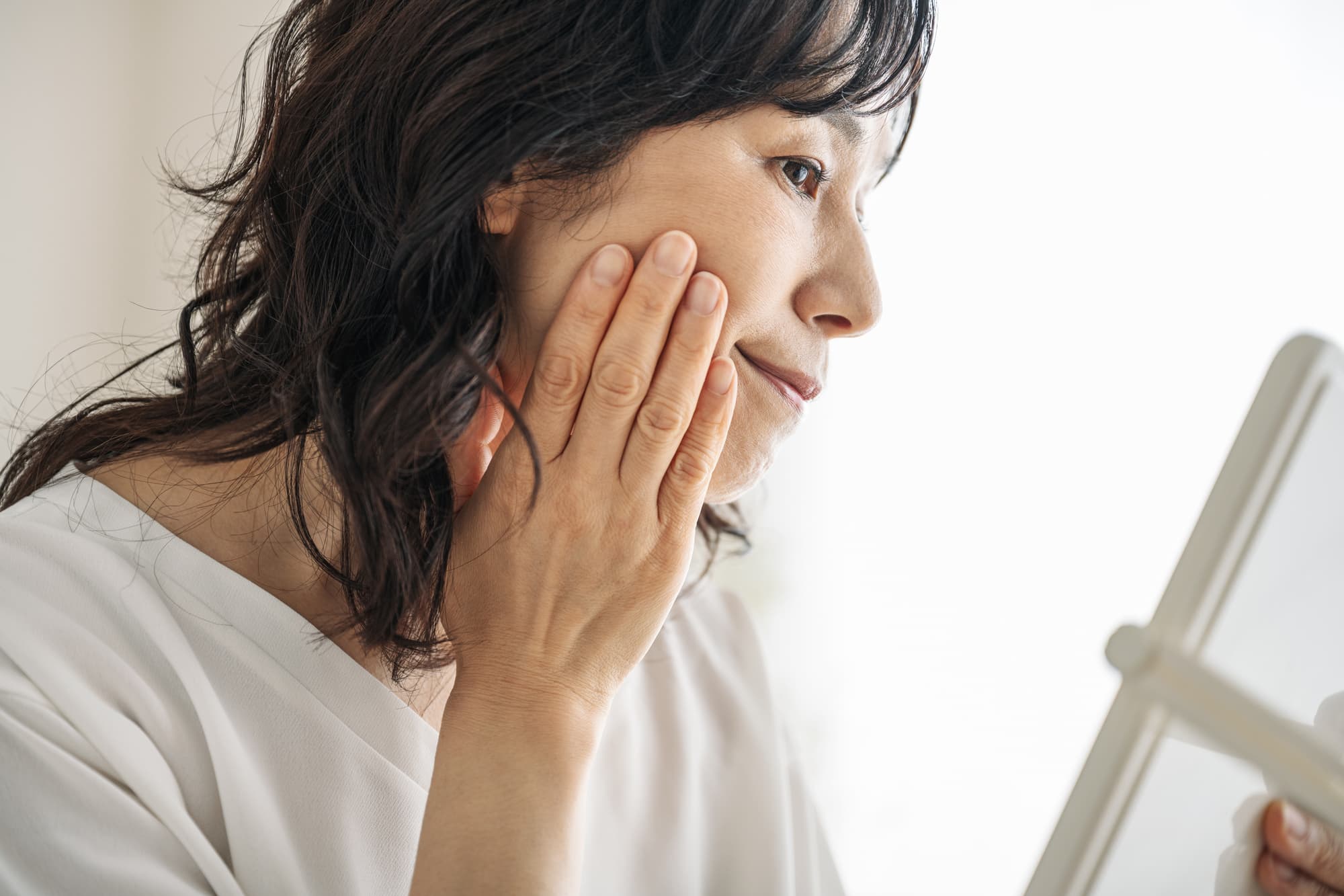 顔の歪みが気になり出した女性