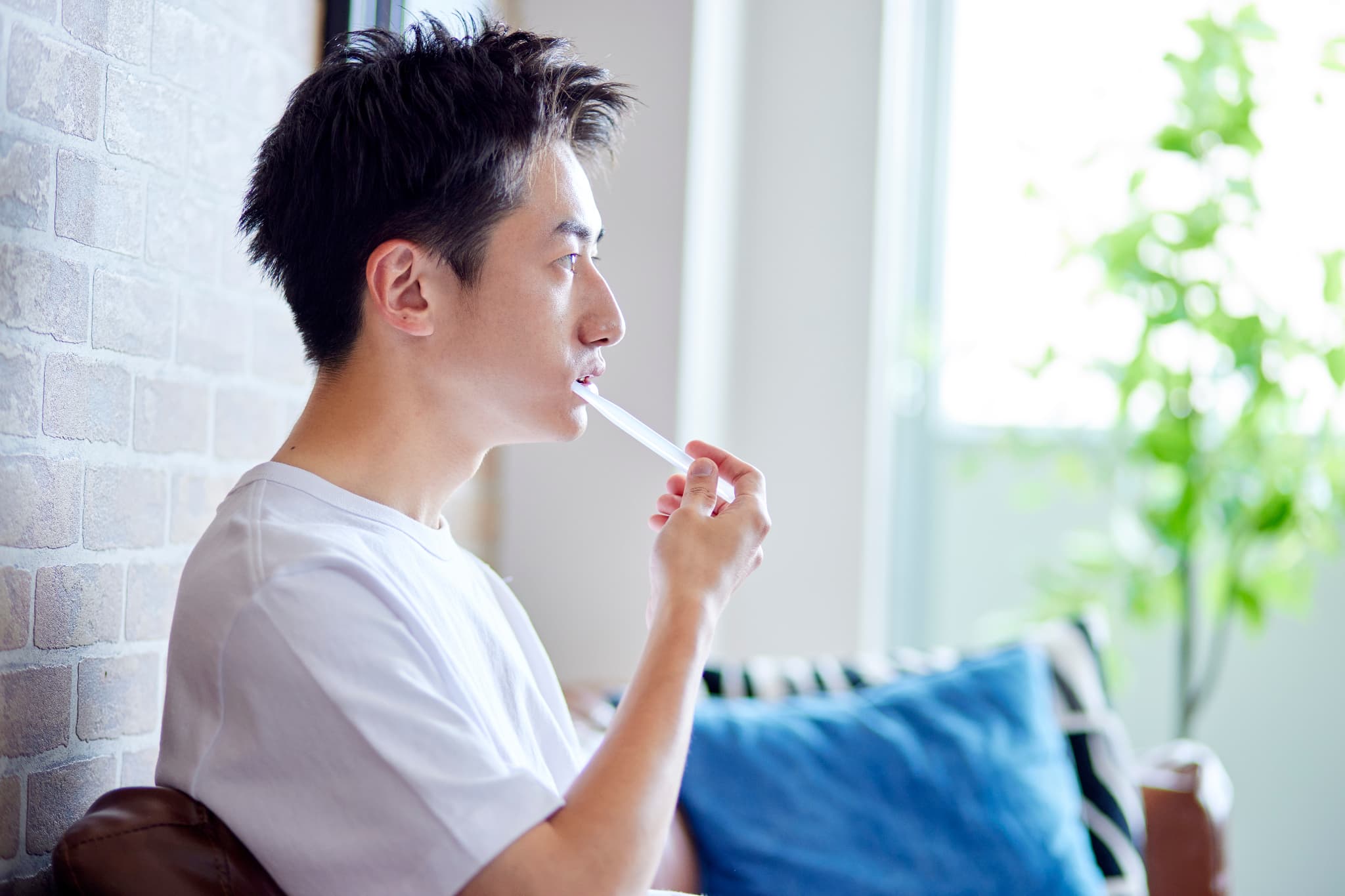 丁寧な歯磨きをする男性