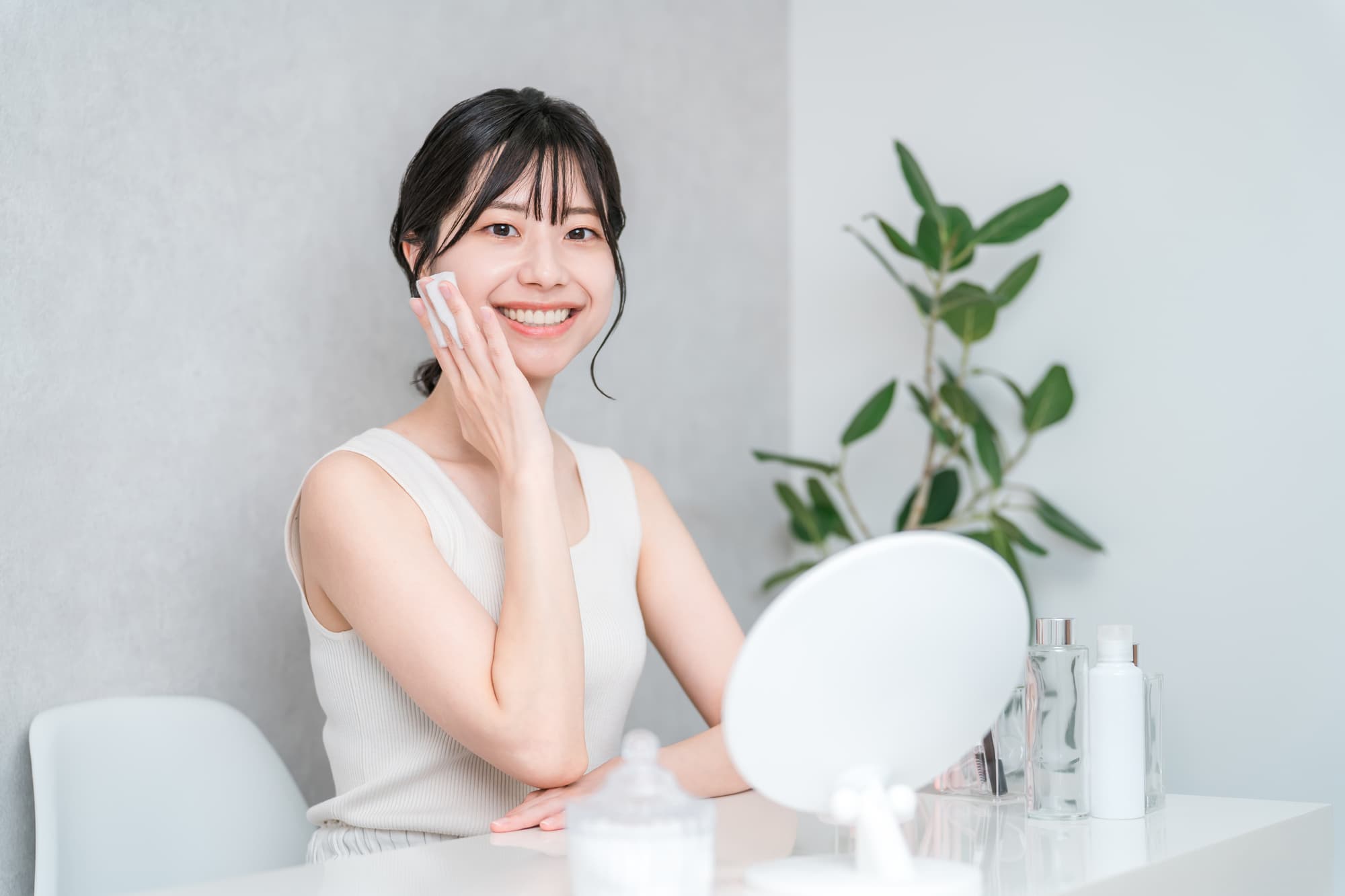 肌の調子が良くなり笑顔を見せる女性