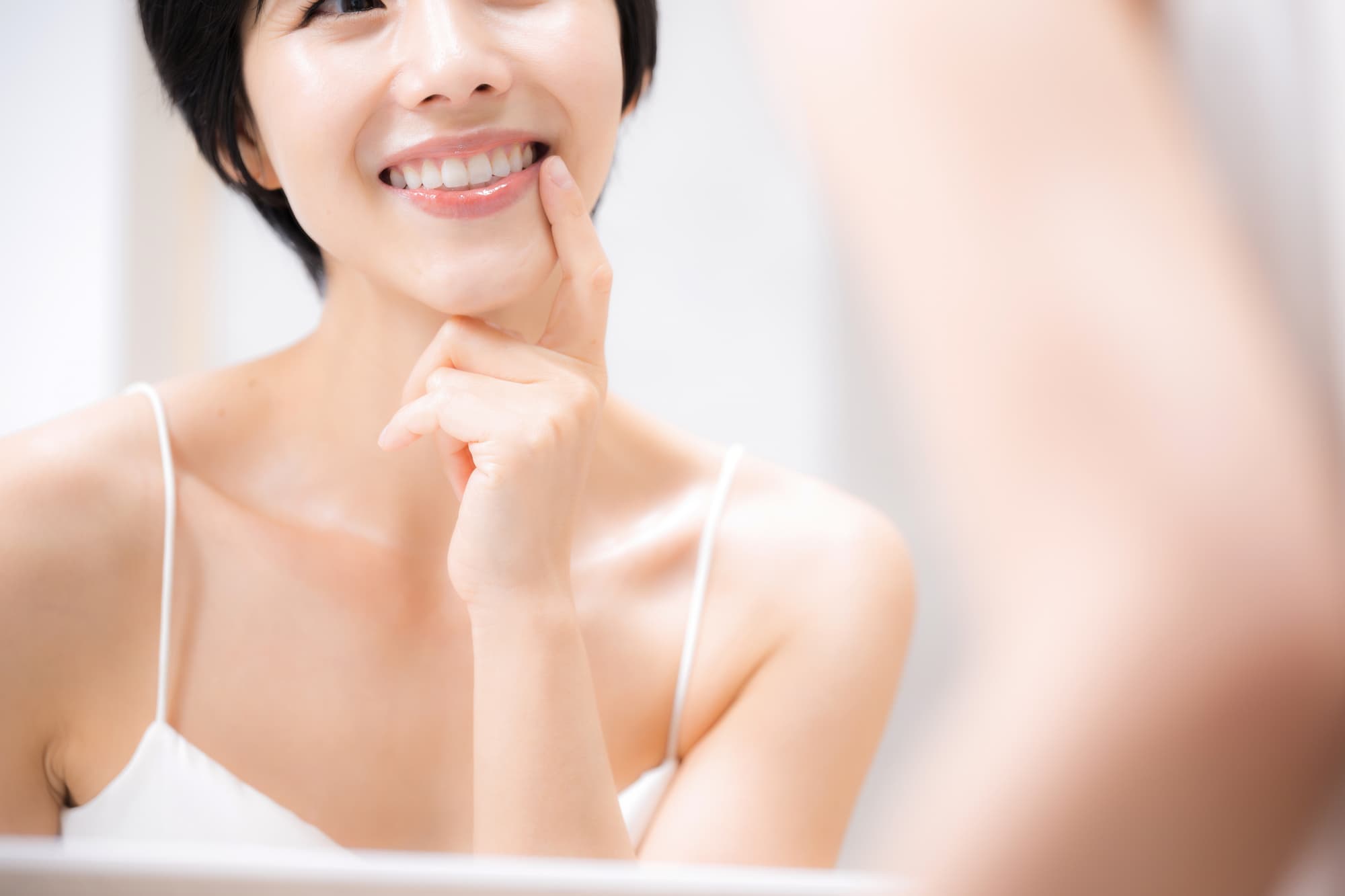 顔の筋肉が緩んだ女性