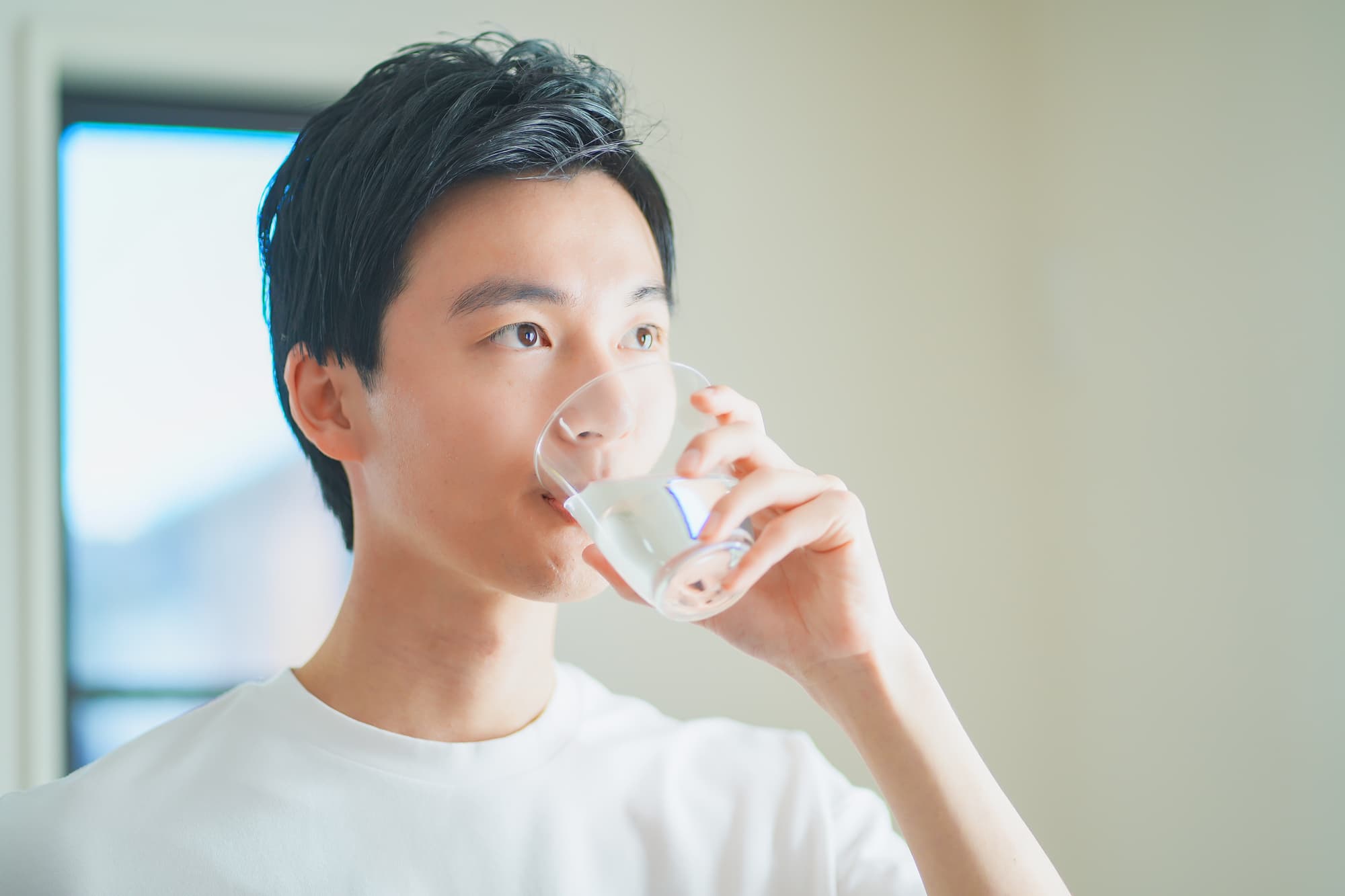 こまめに水分補給する男性