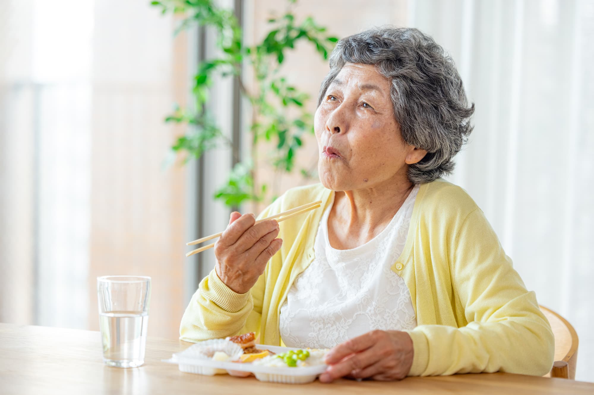 よく噛むことを意識する高齢女性