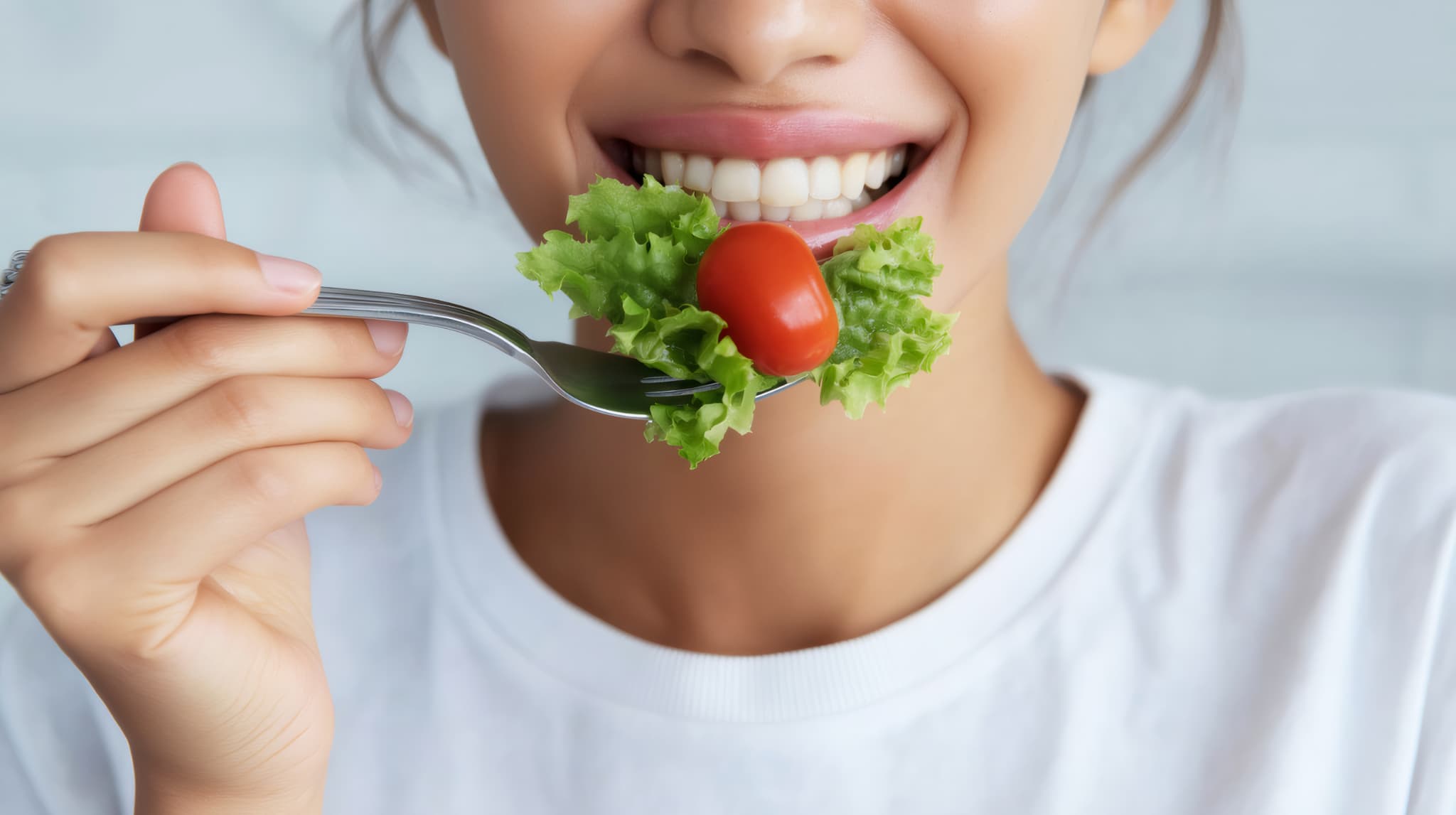 食事をする女性