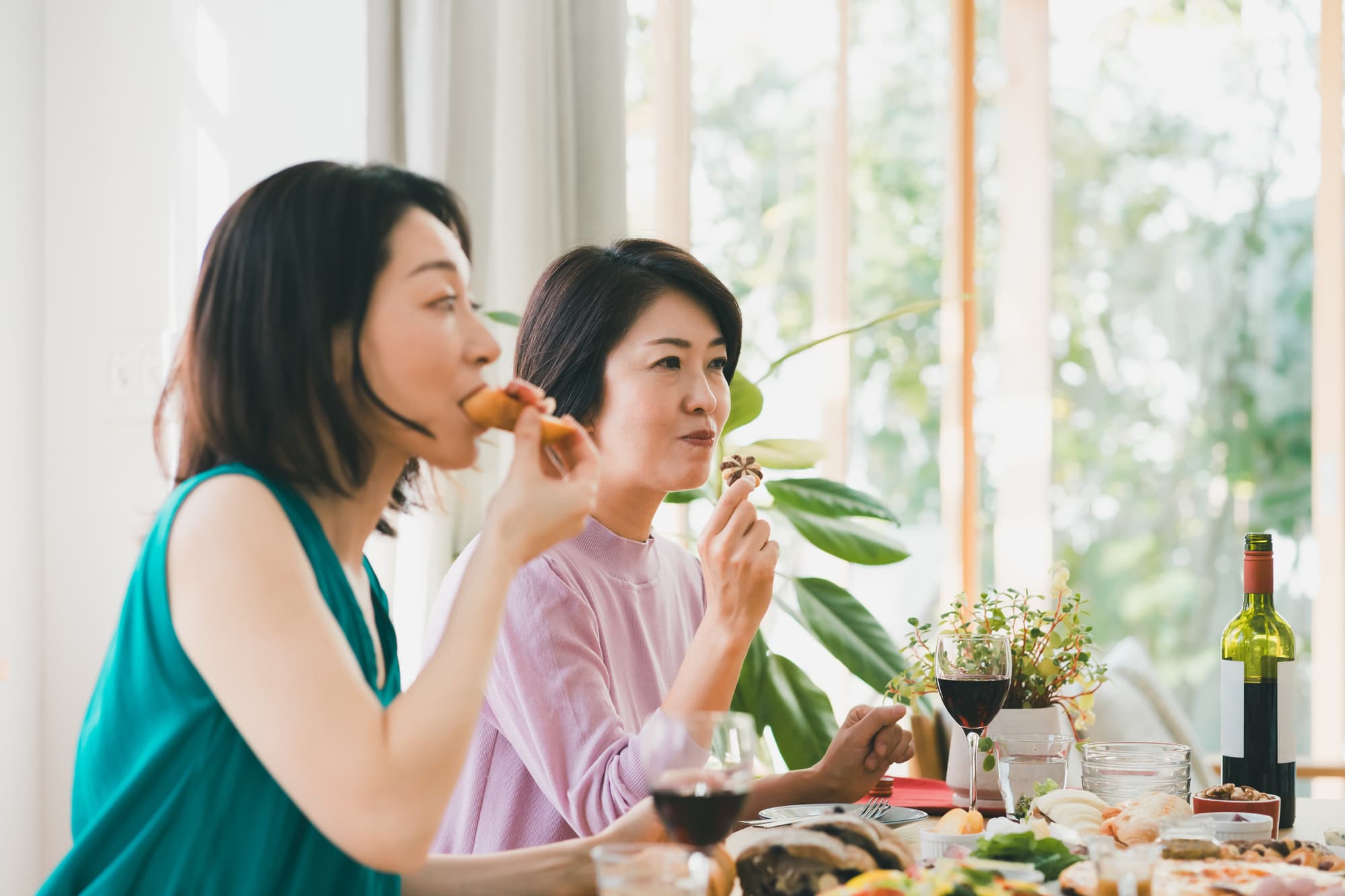食事をする女性たち