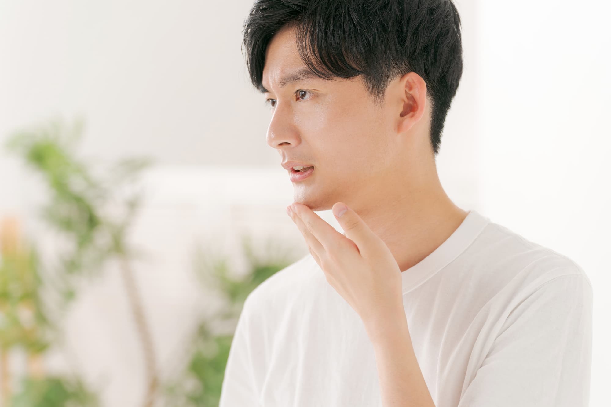 顔が引きつって見える男性