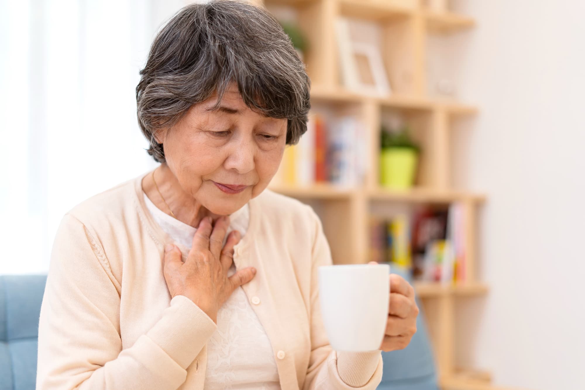 飲み込みにくさを感じる高齢女性